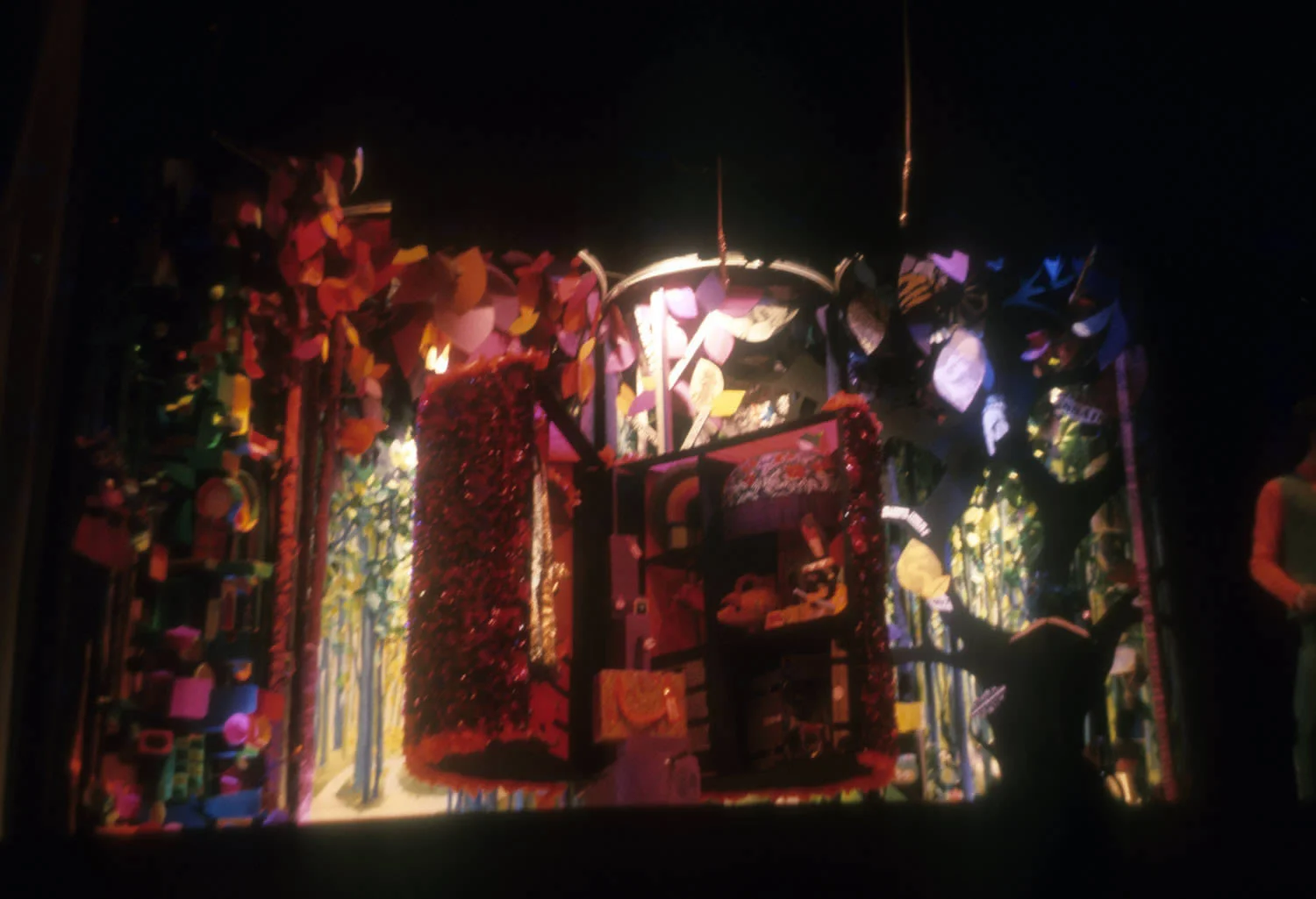 Finale, the "magic paper tree" moves to centre stage and opens.