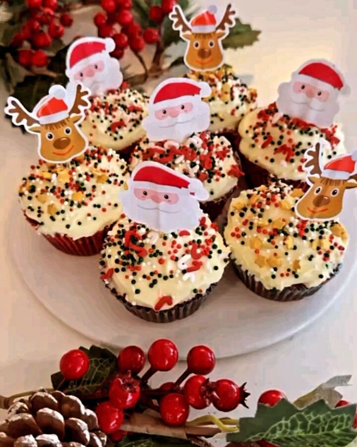 Home-made Christmas Red Velvet Cupcakes to put a smile on everyone's faces this silly season - available now! 🎁🎀🎄
Treat yourself and others with the gift of yum 😋
Get 1 for $5 or a box of 6 for $25 (1 FREE). 

#kensington3031 #kensingtonlocal
#di