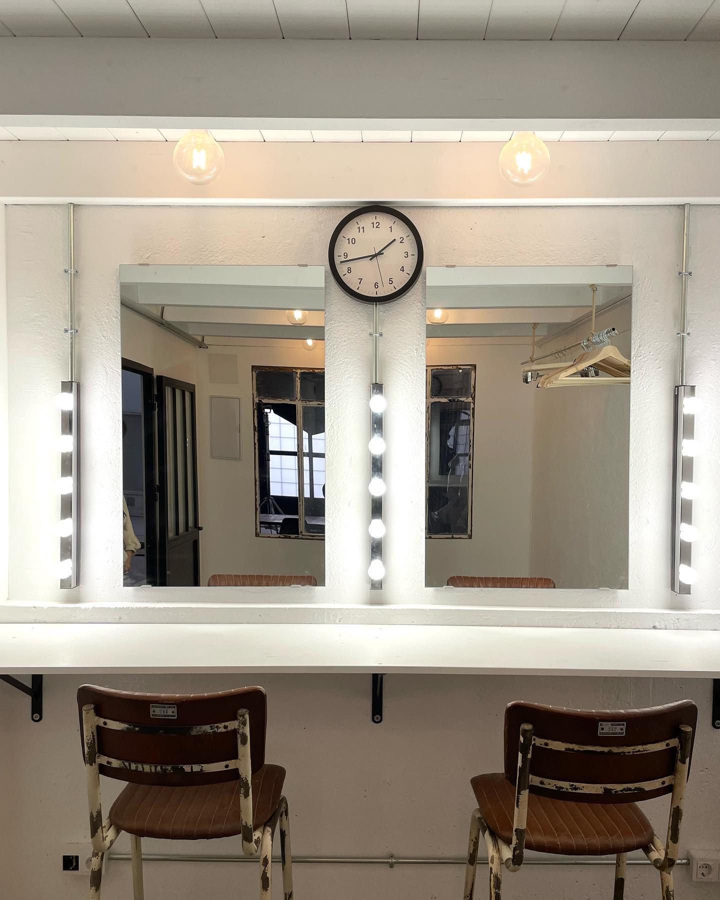 La sala de procesos ya tiene dos cosas imprescindibles. Buena luz y reloj! Para que a nuestros amigos estilistas no se despisten 😎💛
.
.
.
#rufiogaraje #madrid