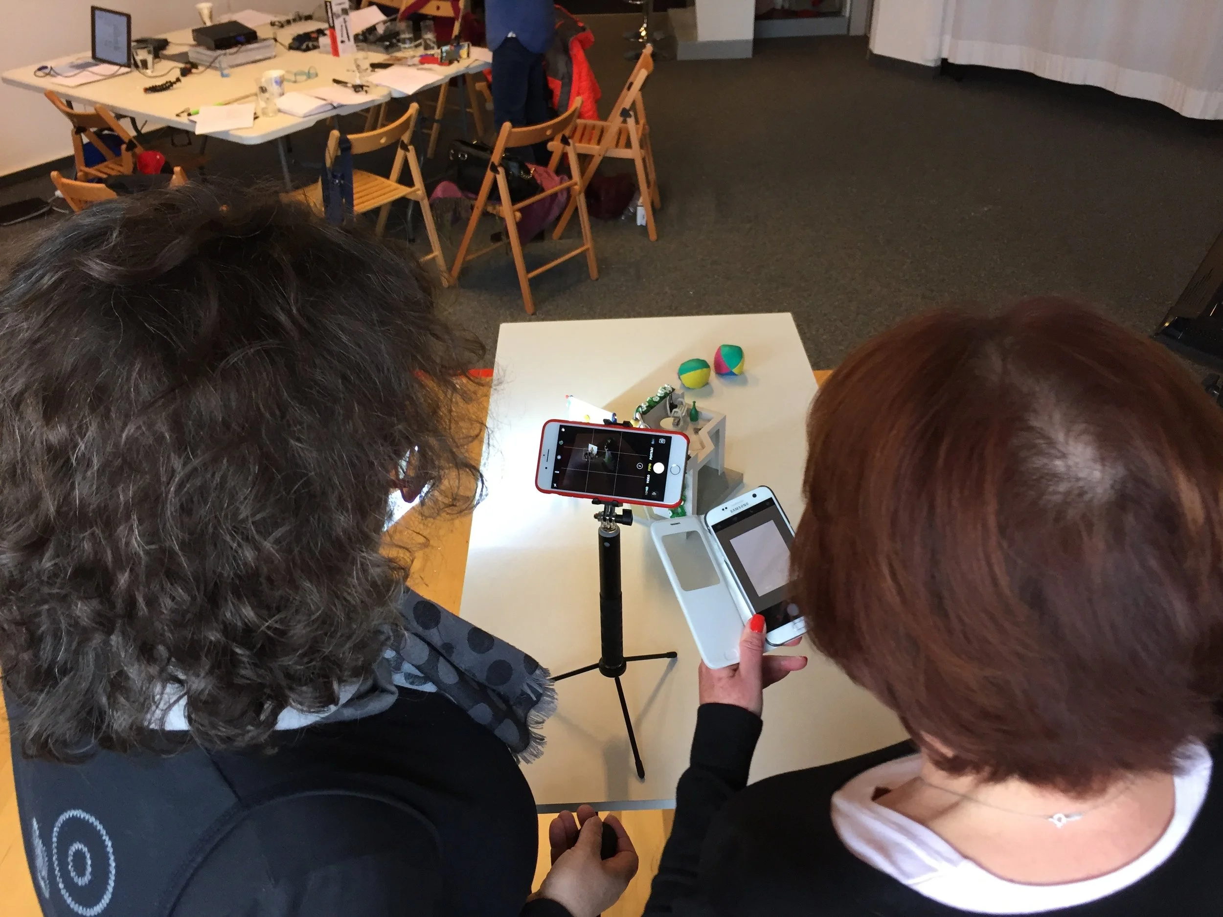 Mit dem kleinen, leichten Stativ - eigentlich ein Selfie-Stick mit Fuss - steht das Smartphone stabil. Per Bluetooth steuert man die kleine mitgelieferte Fernbedienung (schaut mal auf Simones Hand) und hat damit einen bequemen Fernauslöser. Ich fotografiere mit dem gleichen selfiestick von oben - eine ungewohnte perspektive, die damit fotos schafft, die auffallen. 