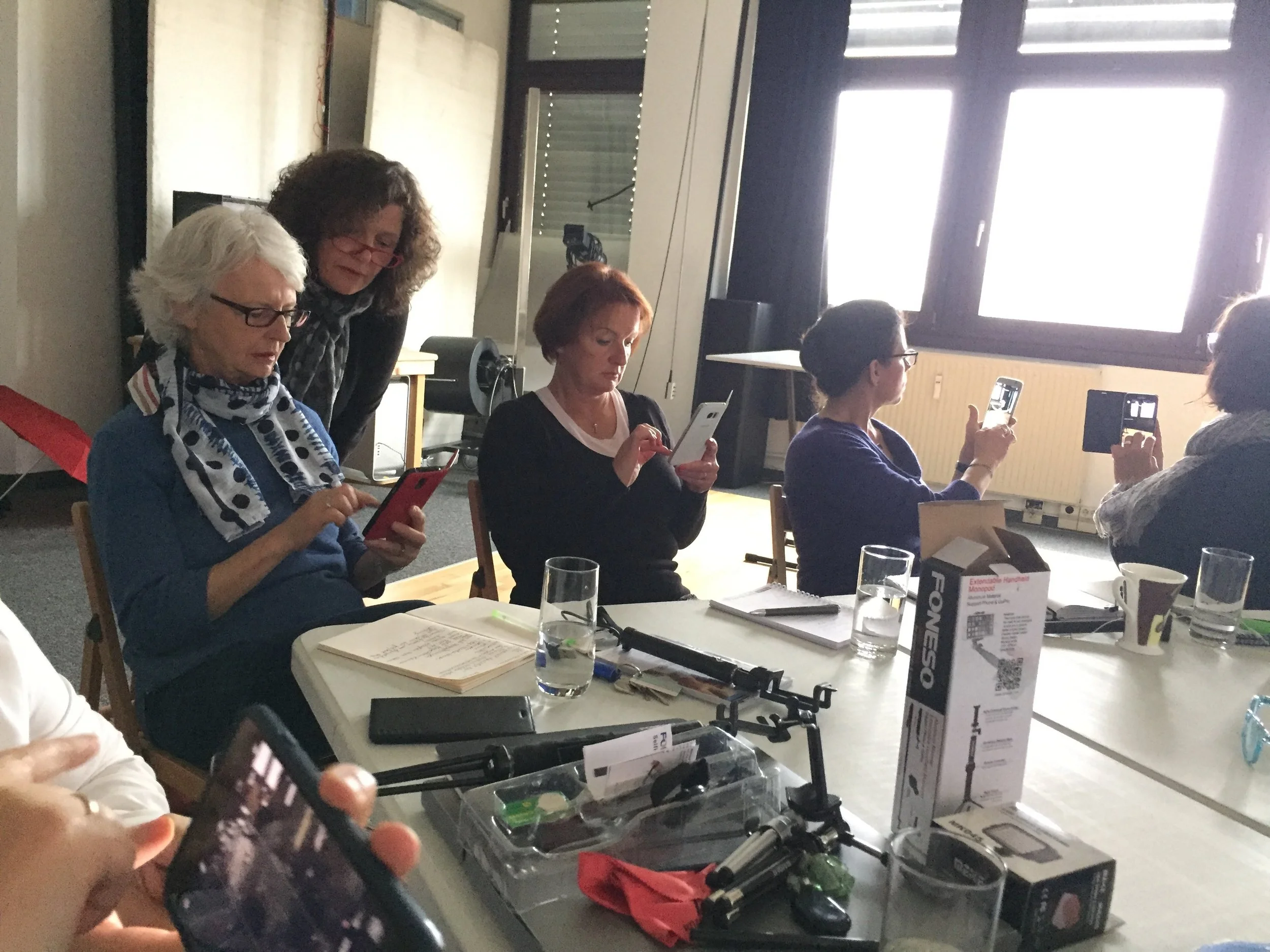 Wir probieren, testen, fragen Simone Löcher in den Bauch. sie hat auf alle Fragen eine oder mehrere antworten. 