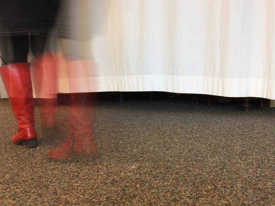 Simone läuft für mich auf und ab. Ich mache meine ersten Erfahrungen mit Slow Shutter. Am Anfang gewöhnungsbedürftig, aber man kapiert es schnell.