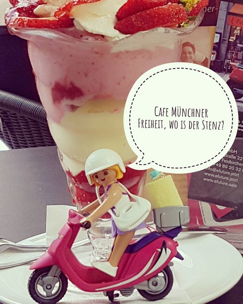 beispiel mit der playmobilfigur auf instagram: #emobilität auf dem Odeonsplatz #eRoller getestet. unser #NIU ist der Beste😎 Eis essen im #Cafe Münchner Freiheit auf der Suche nach dem ewigen Stenz - Foto: Alice Lindl