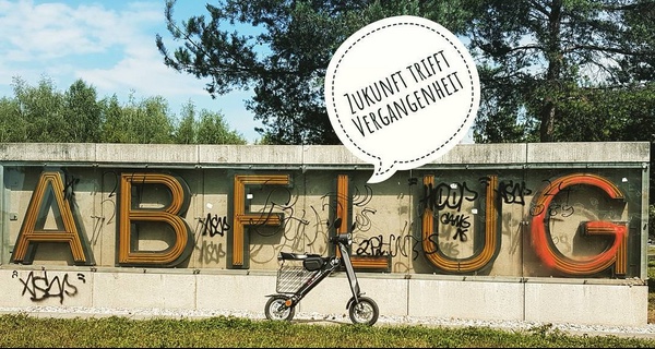 die gleiche bildsprache auf instagram: Dem #escooter Hammer K1 gefällt es gut auf der ehemaligen Startbahn vom alten Flughafen Riem #stadttouren #münchen - Foto: alice Lindl