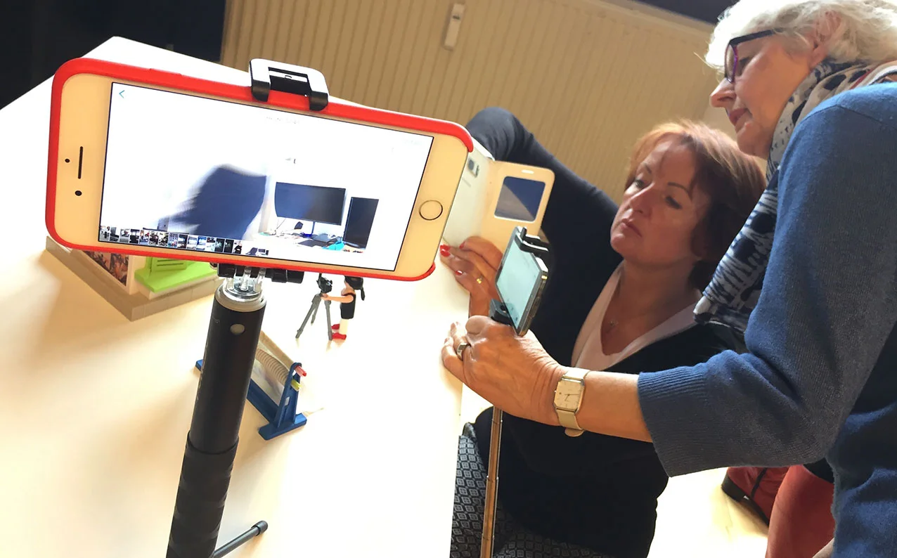 unterwegs mit dem smartphone interessante fotos machen und gleich für social media bearbeiten: Alice lernt im workshop techniken und die richtigen apps kennen - foto: angelika Güc