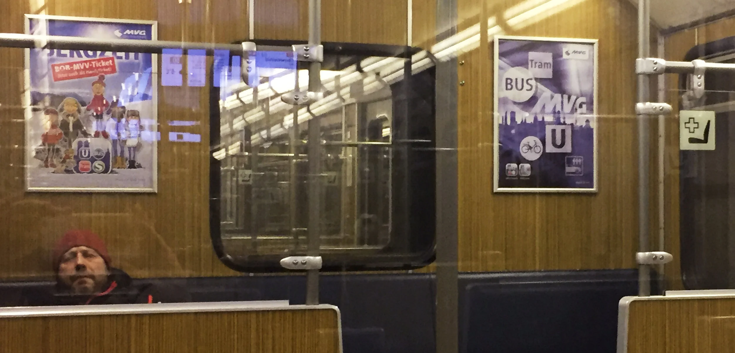 Plakate zum Einschlafen: Gesehen in der Münchner U-Bahn Foto: Angelika Güc