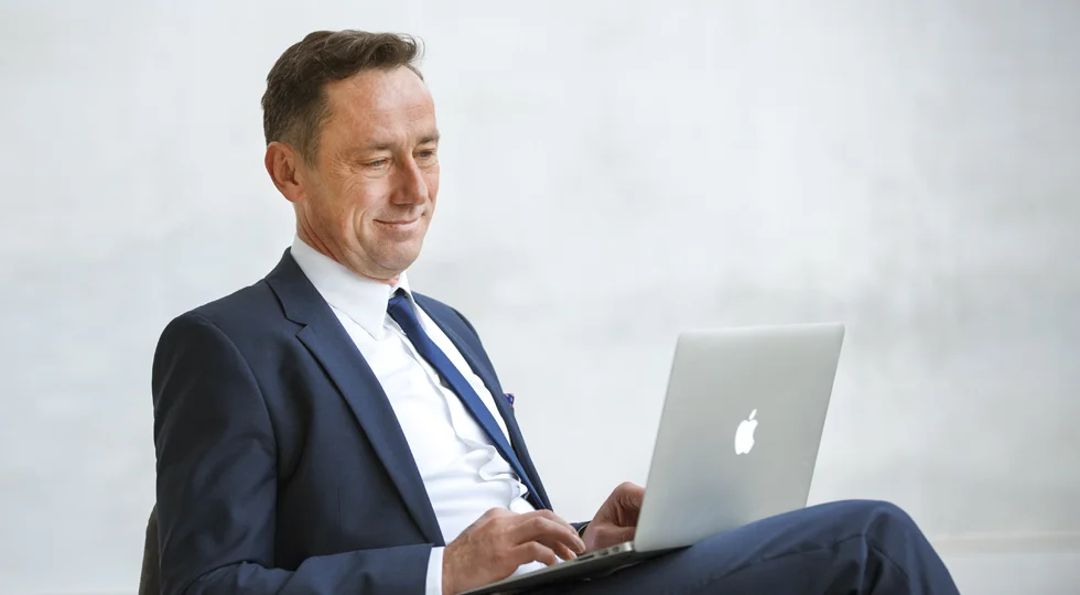 Arbeiten am Laptop - aufgenommen in der Cafeteria eines Museums.