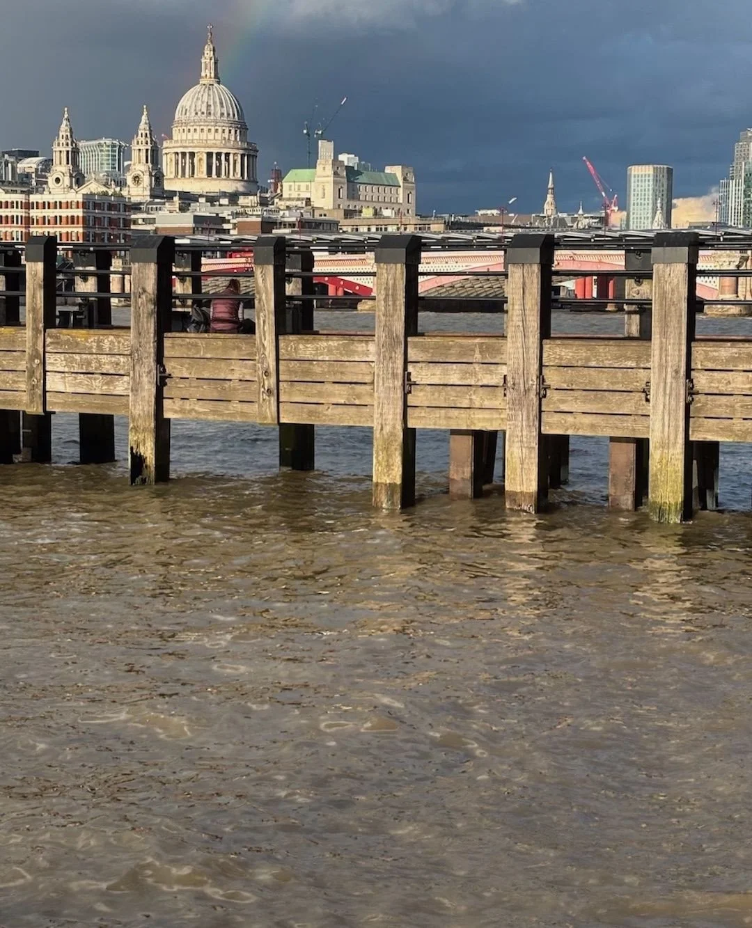 During my residency in London in September @banksidehotel, I was heavily influenced by the movement of the Thames. From that, Dancing Thames was born. In this piece, I have tried to capture that ever-changing energy. ⁠
⁠
Moments by the Thames were sp