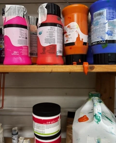 Some scenes from the studio this week. The lovely orange paint drop from one shelf to the tub below and my biggest tool - a giant squeezy!