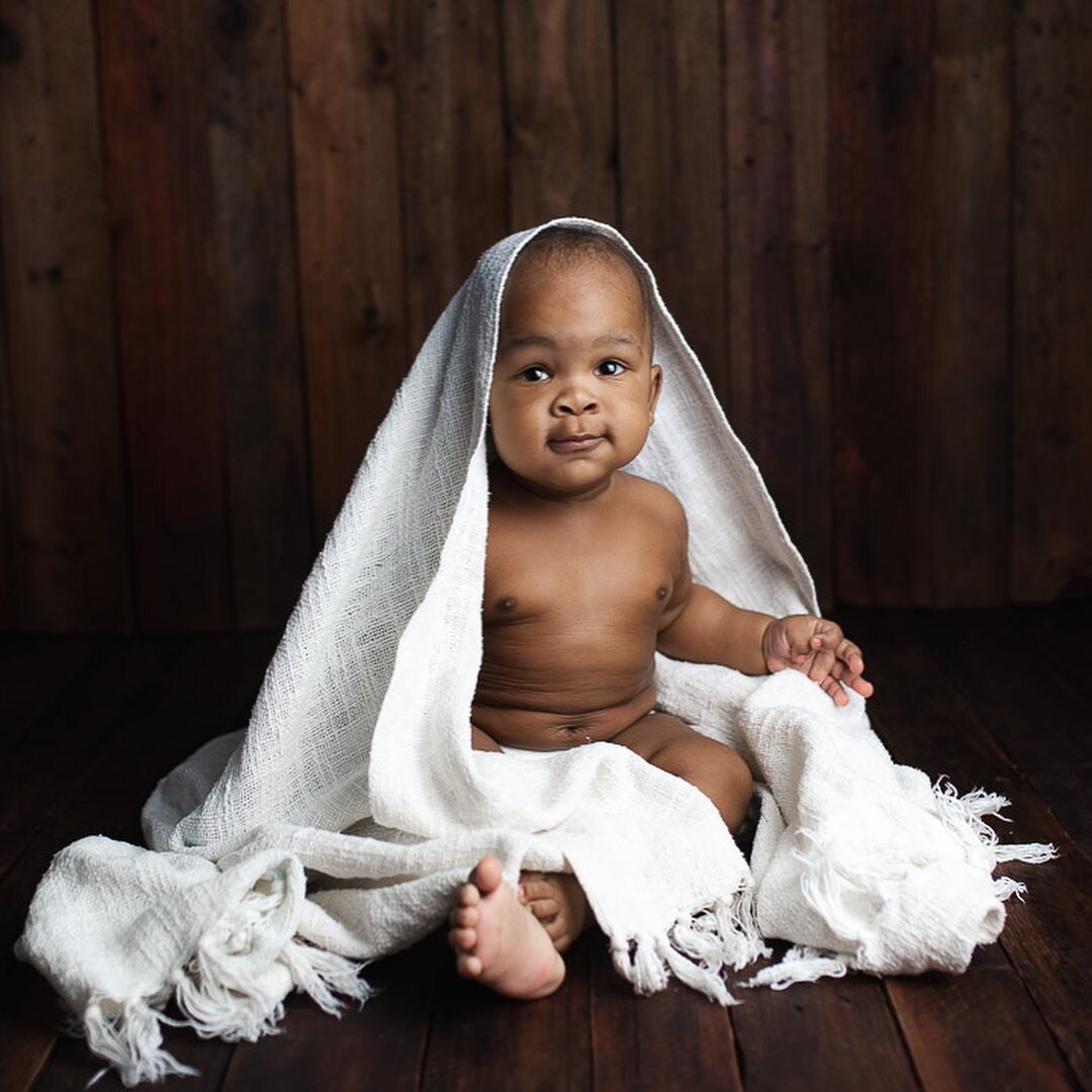 Babies are so adorable at 6 months old! They have more baby fat now so those baby details are even cuter! Who can resist those dimpled hands, tiny baby feet and chubby legs! 
Lulonke at his 6 month sitter session 

More of him on my blog: https://www