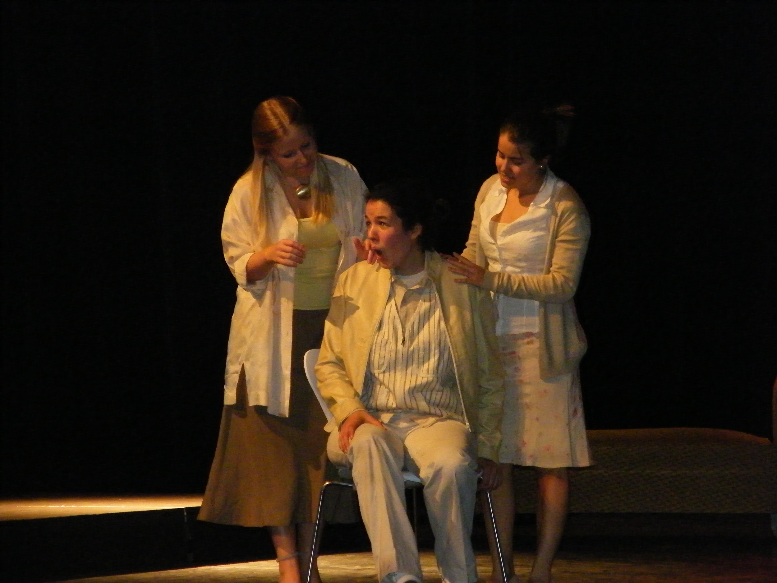 Dress rehearsel 'Le nozze di Figaro' - Susanna (Elsi Spanoghe),  The Countess Almaviva (Karlijn Noten) en Cherubino (Trees Beckwé) (November 2015)