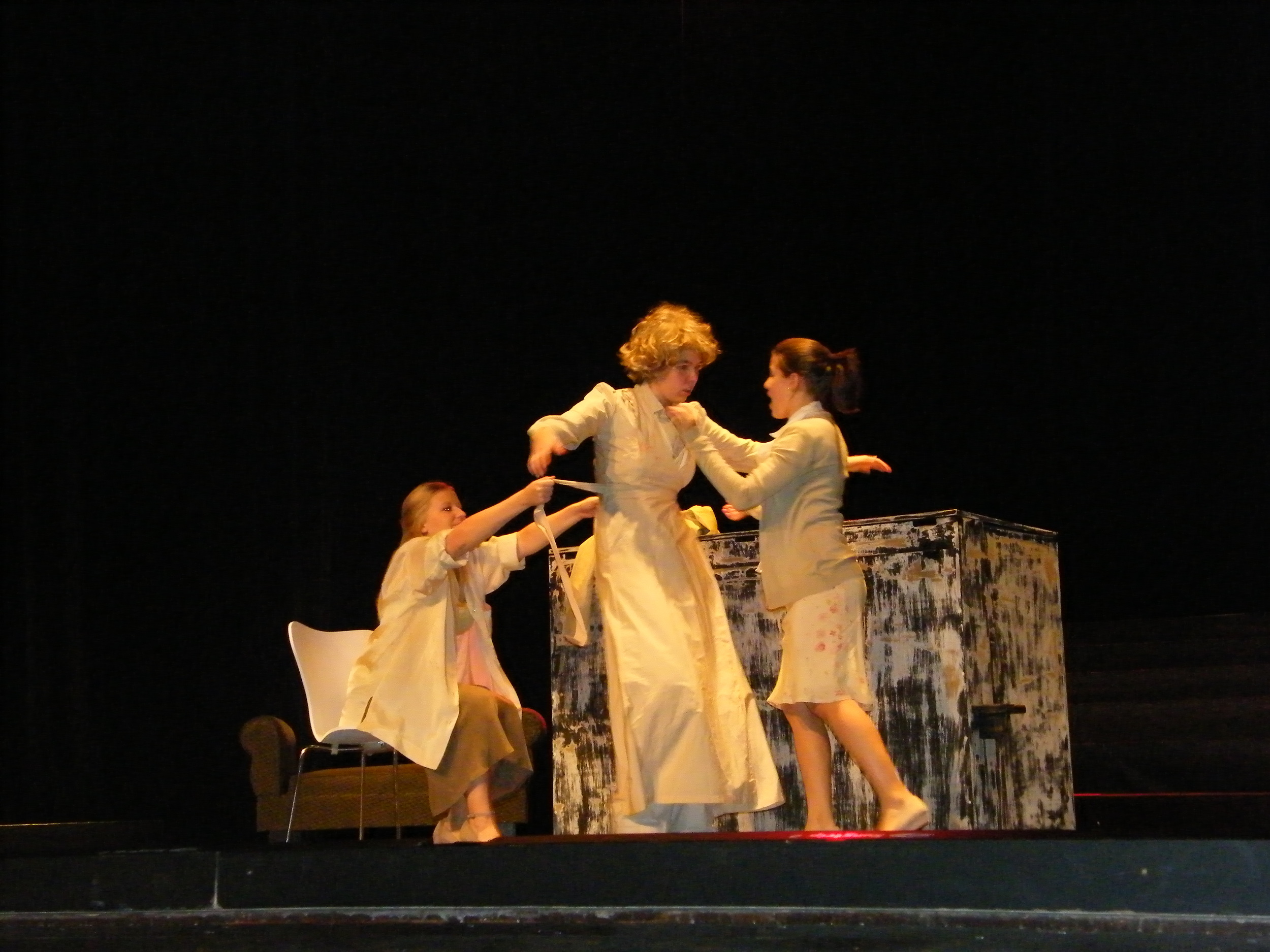 Dress rehearsel 'Le nozze di Figaro' - Susanna (Elsi Spanoghe),  The Countess Almaviva (Karlijn Noten) en Cherubino (Trees Beckwé) (November 2015)