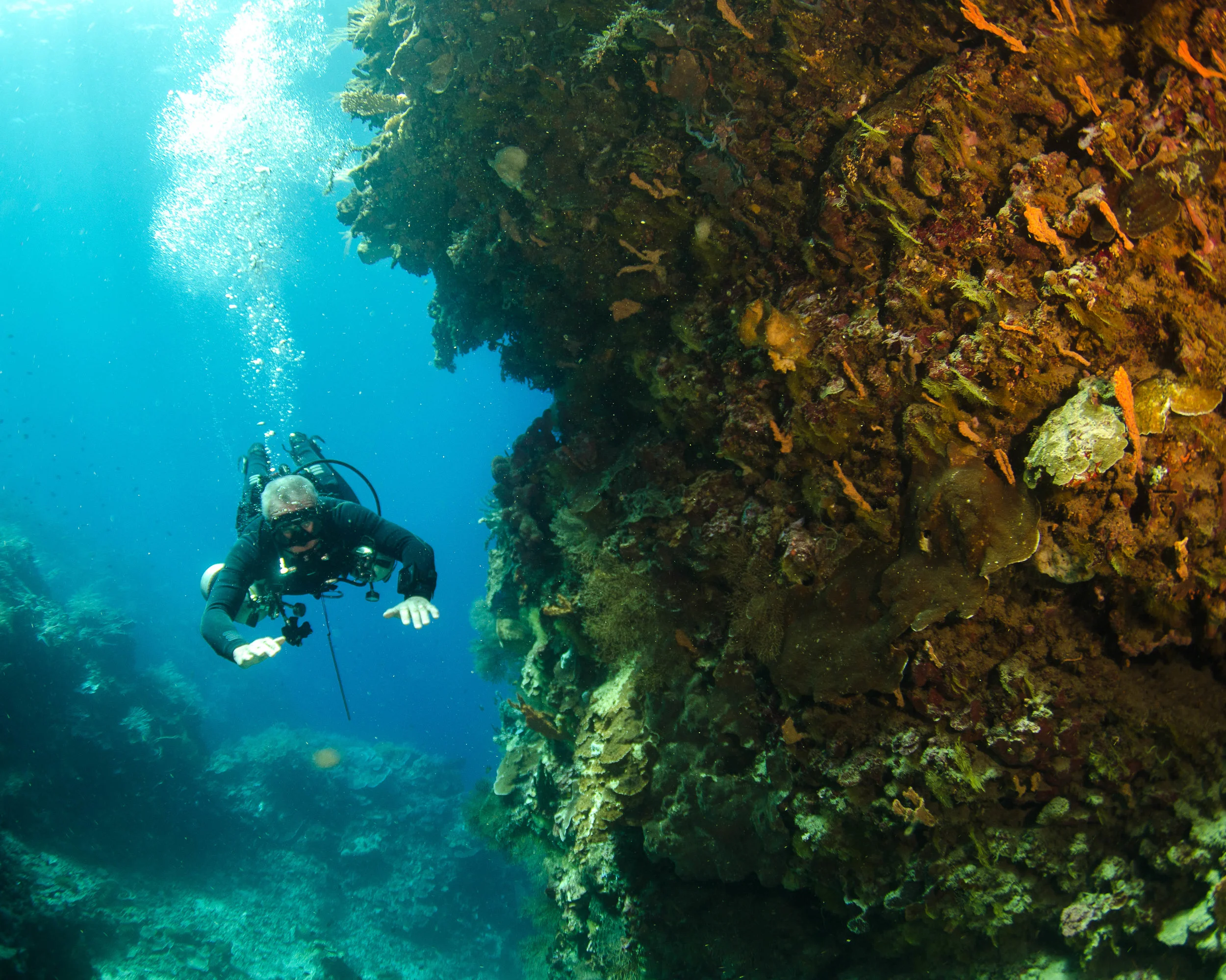 c sidemount in crevice 3.jpg