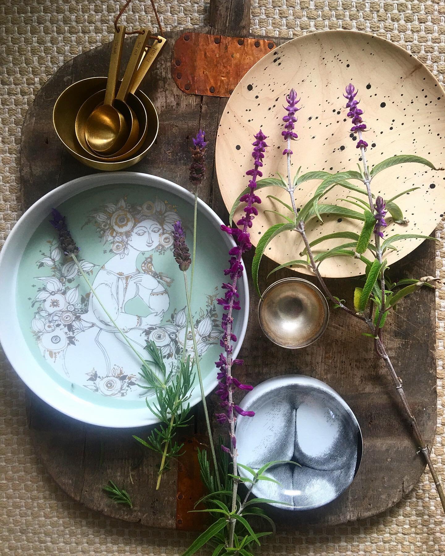 The lavender in the garden has returned and we have a few varieties which is amazing, the bees love them! Paired with some @fornasettiofficial and @bjornwiinbladshus and a beautiful rustic board I found locally, I&rsquo;m getting into some modern cou