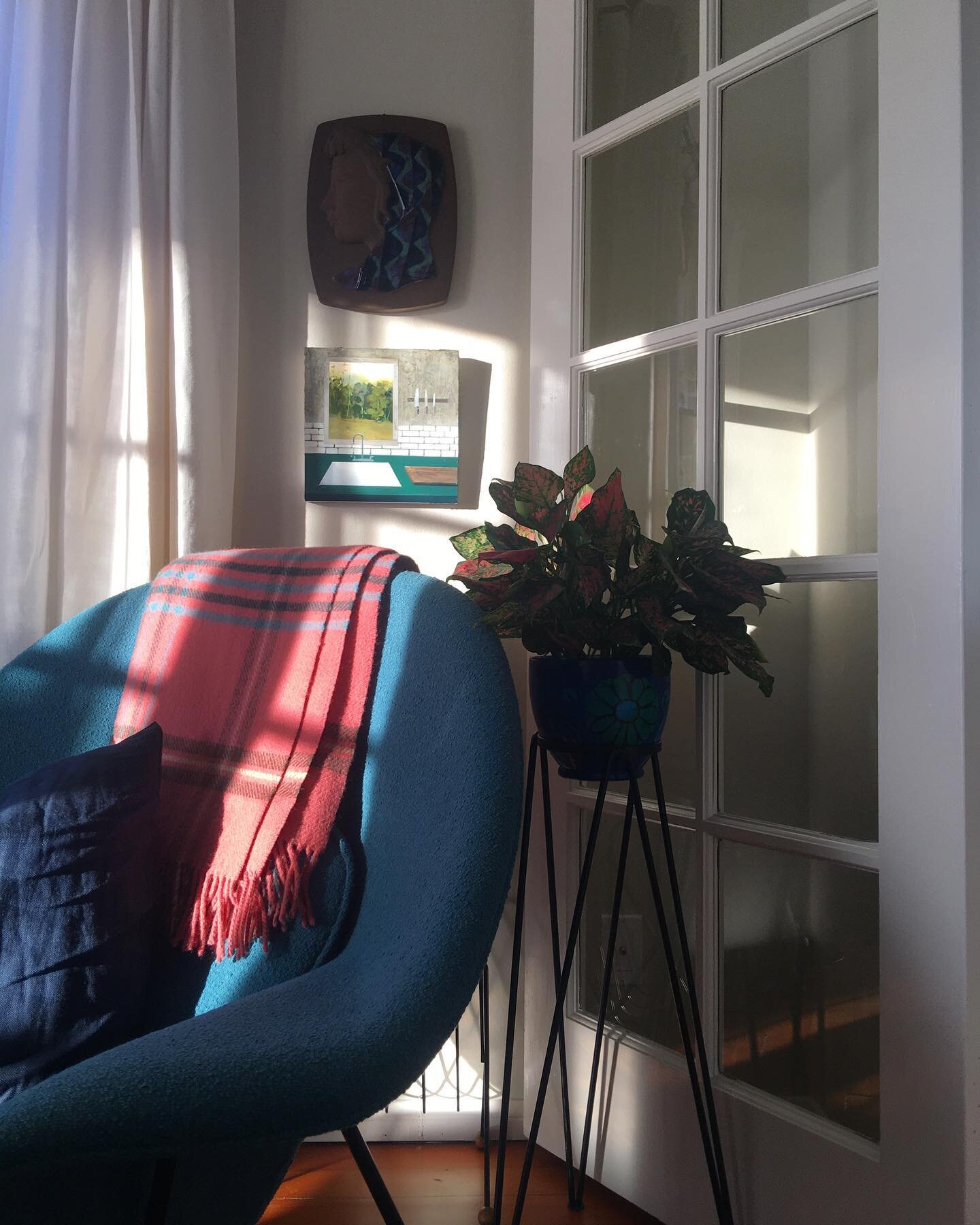 The afternoon light at home is so pretty especially in our sitting room. This room features my iconic womb chair by Eero Saarinen, my plaid blanket I bought in Shoreditch in London last year ( When you could travel) and a favorite painting by @jeremy