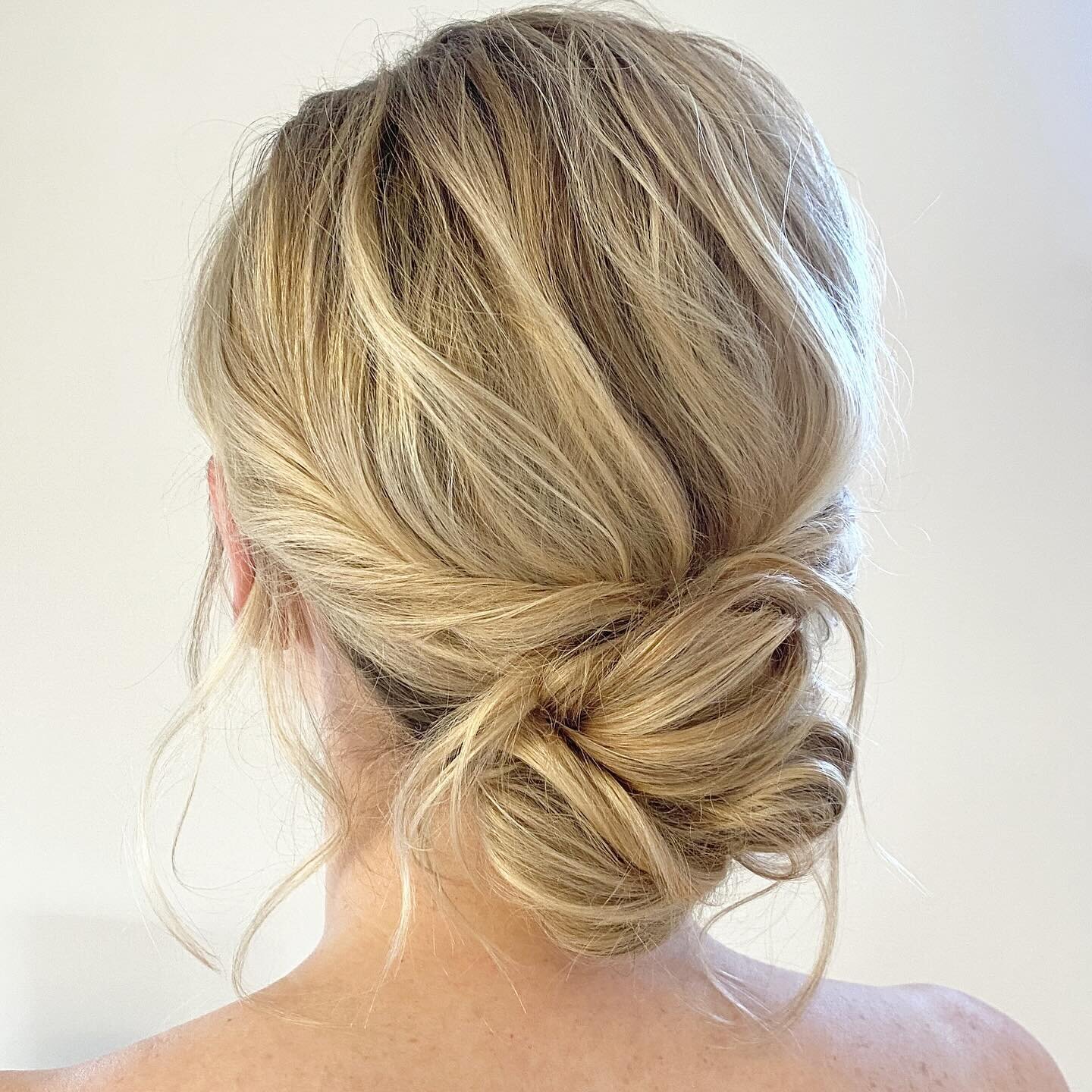 💫 Incase it seems like I only offer Bridal Waves&hellip;..here is some evidence that I also do modern chic updos aswell. Save this post if you&rsquo;re an Updo Gal! 

#updo #hairstyle #hairdo #hairstylist #hairgoals #hairoftheday #imallabouthair #ha