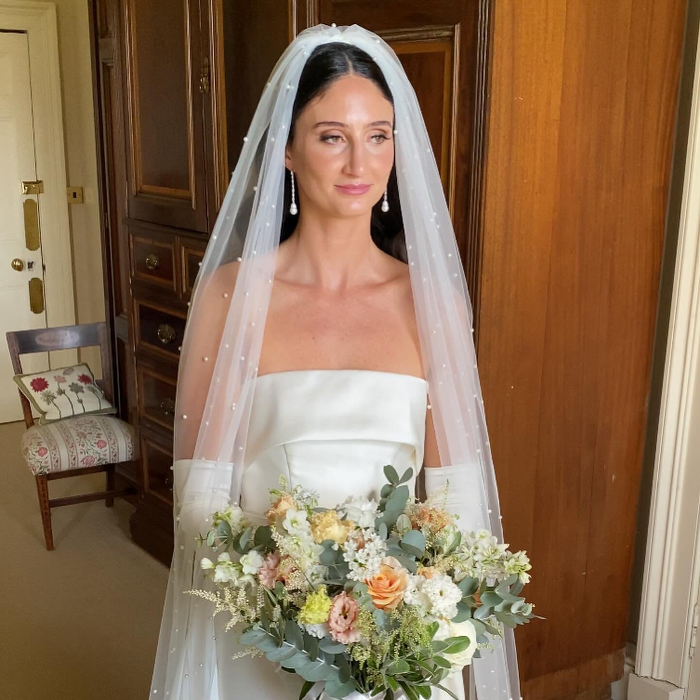 My Signature Bridal Waves paired with a Pearl Veil, Statement Bow Train, Gloves and a gorgeous bouquet from @libertyblooms. PERFECTION! ❤️

Hair @mhm_styling 
Makeup @mixedbeauty.taylorjaye 
Flowers @libertyblooms 
Venue @dundascastle 

You can see m