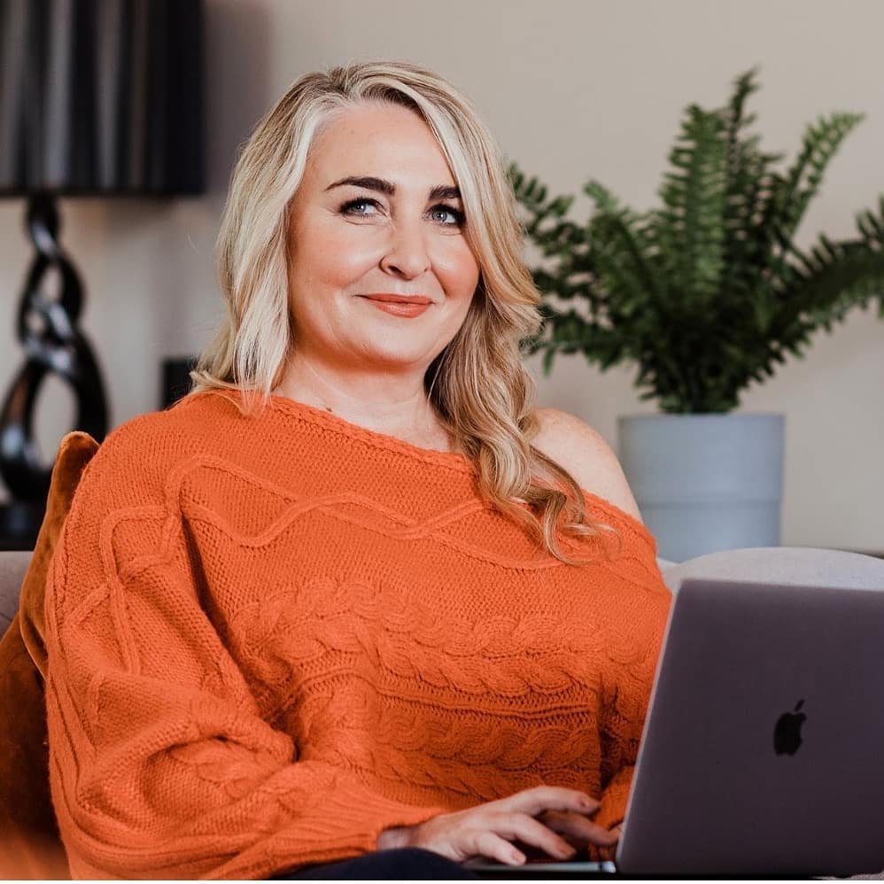 Gorgeous @the.master.coach &hearts;️ Hair &amp; Makeup by 🙋🏻&zwj;♀️ filming for Gillian's online coaching and meditation courses with @fullcircleglobal! Favorite client of 2020 😉😘
.
.
.
.
#scottishmakeupartist #scottishmua #edinburghmakeupartist 
