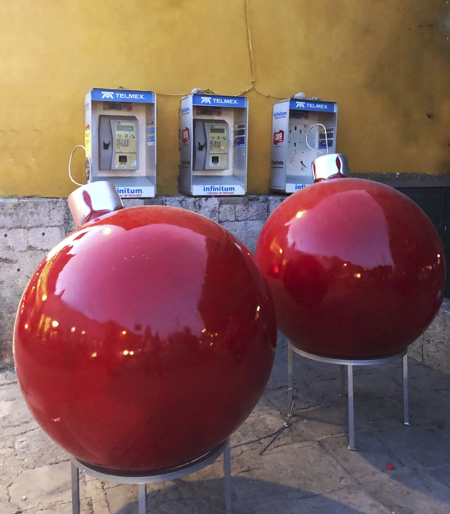 Red Xmas balls IMG_0100.jpg
