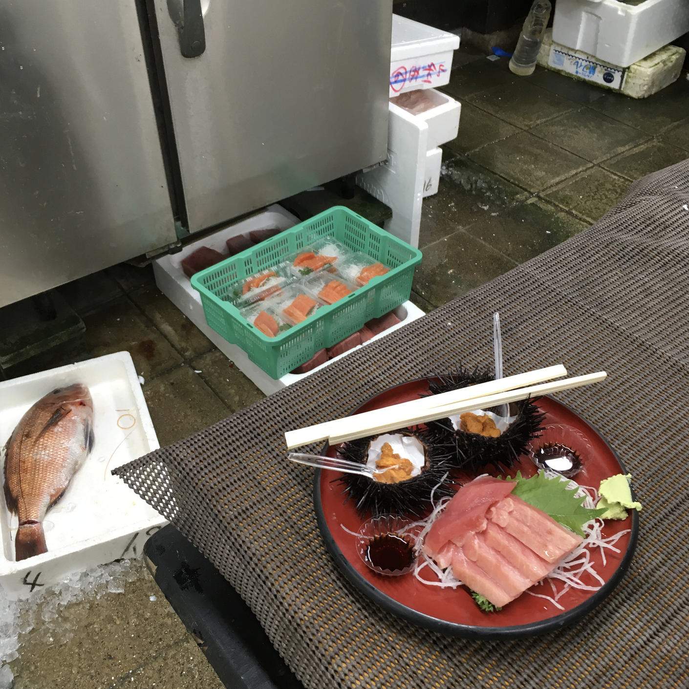 seafood market eating scene