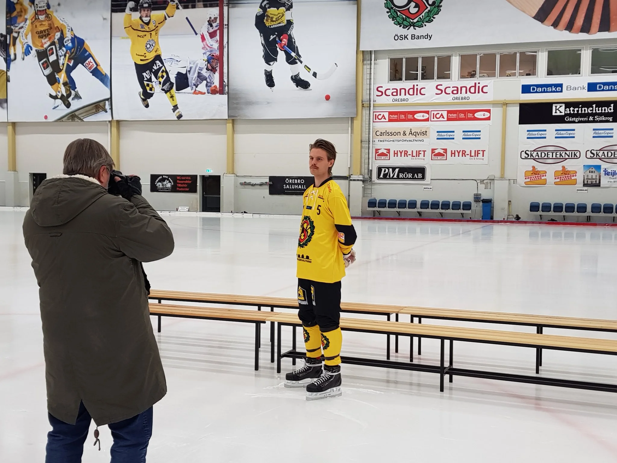 Kaptenen Janérs fotas i det nya matchstället från PTFN.