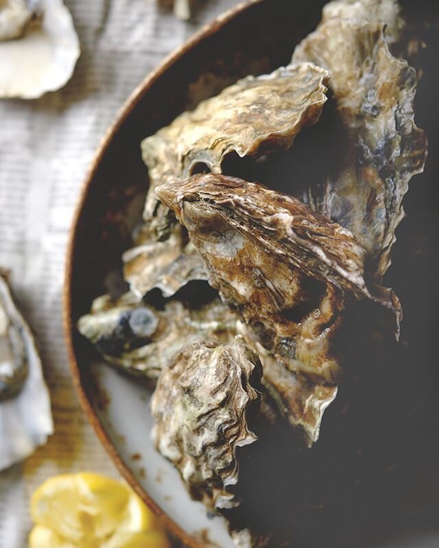 An assortment of oysters + many more responsibly sourced shellfish options are available for pick-up and delivery. For pick up call 805-966-5159 ext 2 and for delivery visit kanaloa.com/shop ! ⁣
⁣
Don&rsquo;t have a shucker or the fixings for oysters