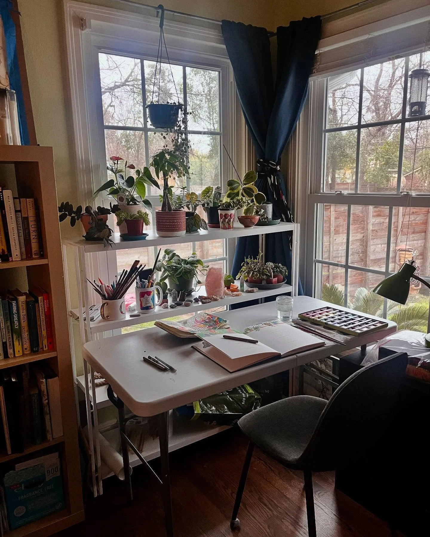 I&rsquo;ve had an idea of what I want my art desk to look like, and for my birthday I decided to give it a try. Today, I am 39, and today, I think it is done 
🥳 ❤️ 🪴 🪴 🎨