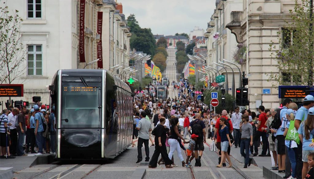 Trams in Tours, France make public life.