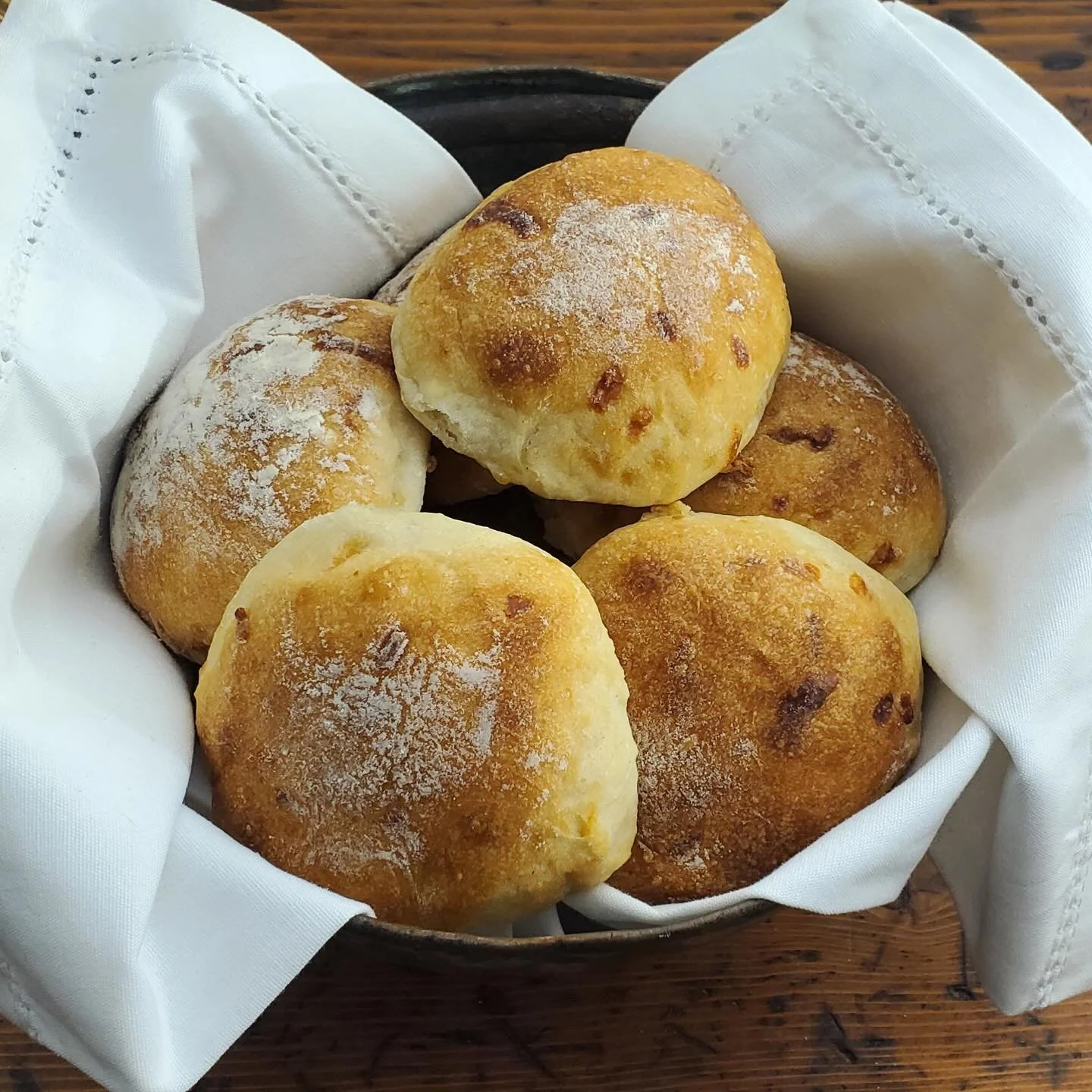 Easter dinner isn&rsquo;t complete without the rolls&hellip; but which one&rsquo;s making your table? 👀🐣🌸

Garlic ricotta (fan favorite for a reason)
Cranberry pecan (sweet + savory, perfect with ham)
Soft dinner rolls (the classic you always need