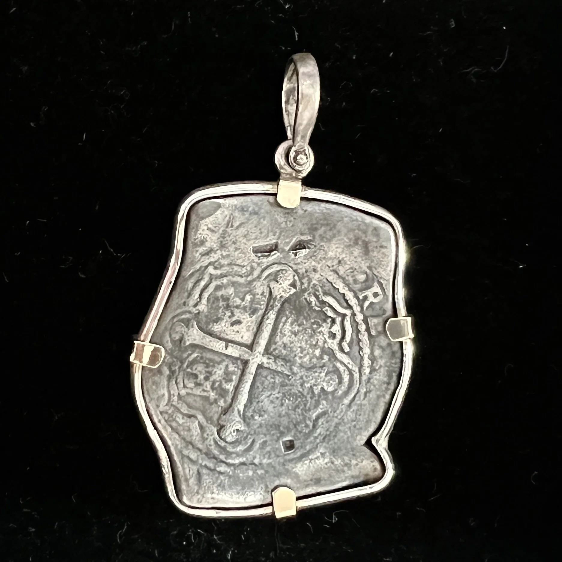 8 Real 1715 Fleet Pendant