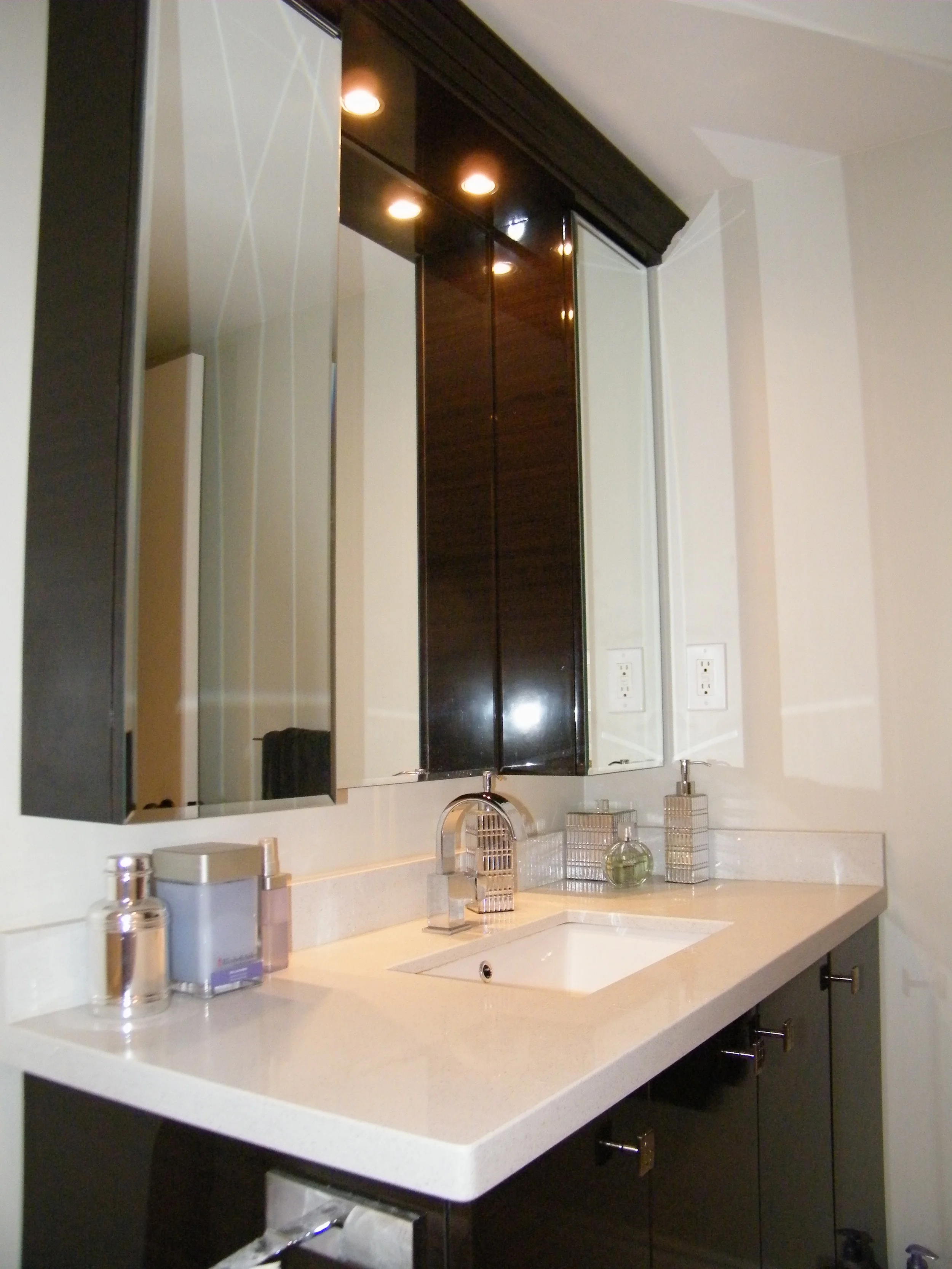 Lombard - Condo Bathroom