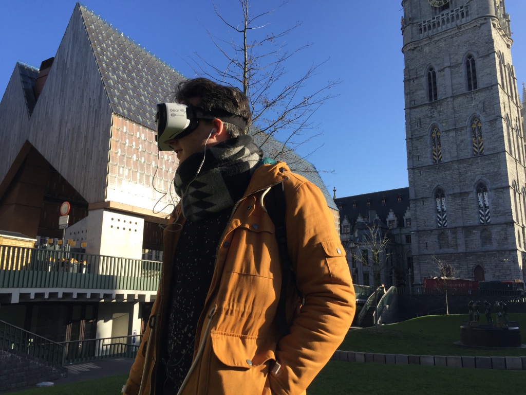 Thomas staat naast de Stadshal te Gent en beleeft een horror verhaal in VR.