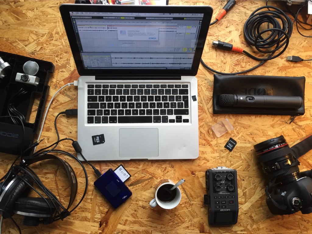 Na een aantal opnames van De GentM podcast in Rec Radiocentrum hebben we een eigen set bij elkaar gespaard. Nerd heaven is dat.