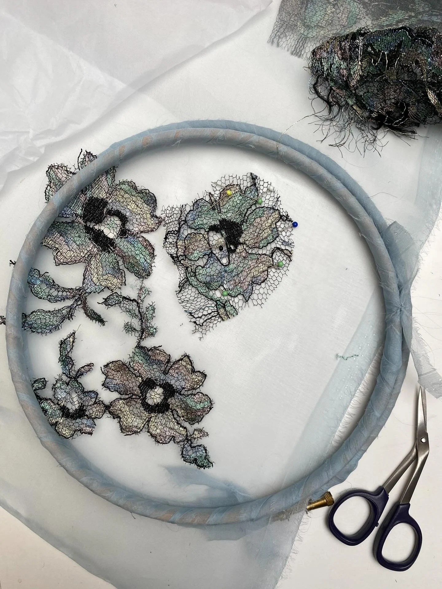 Enjoying the process of a new project 🩶@interfiliere.paris 

Incredible lace by @sophiehalletteofficial and french organza @sfatecombier 

#appliquelace 
#iridescent 
#freemachineembroidery 
#fragility 
#jaynegouldingembroidery