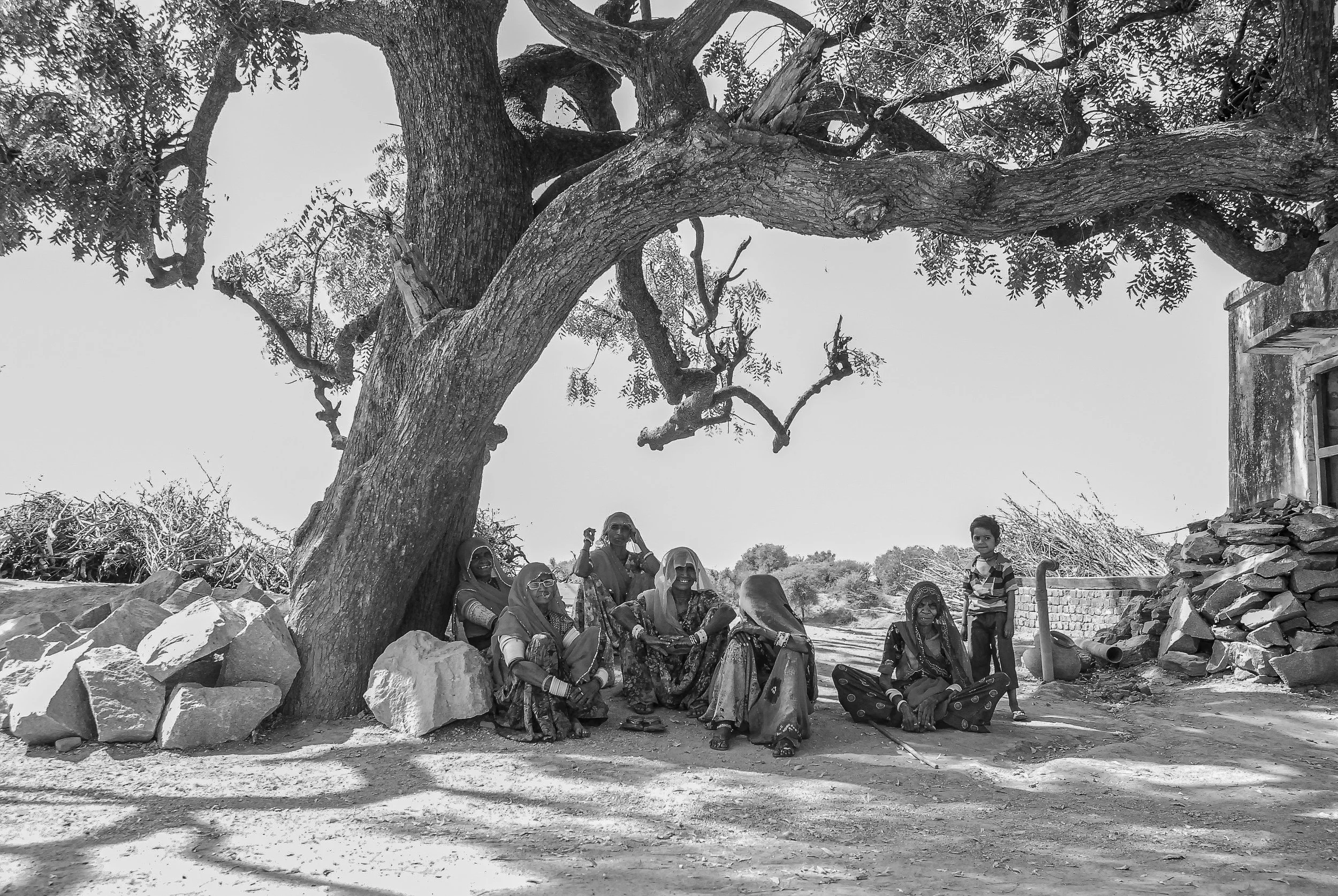 Dewasi women under tree1 nomade civilisée.jpg