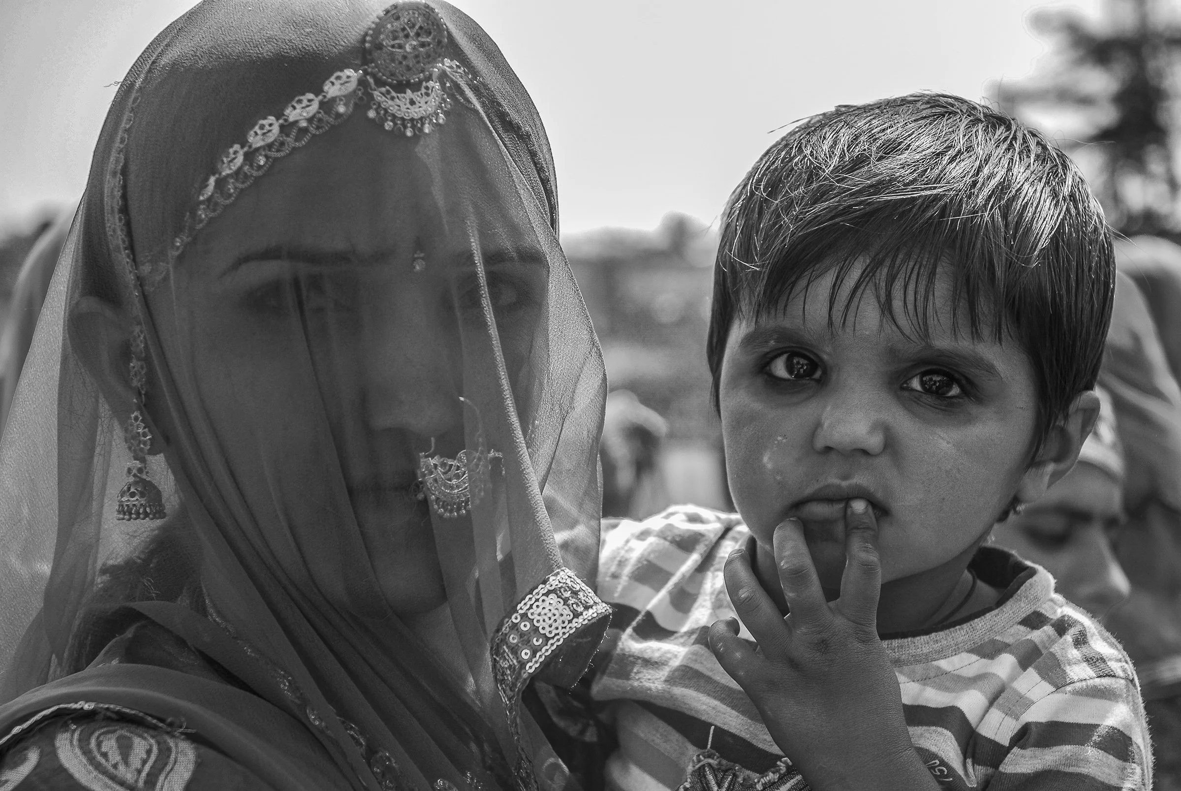 Veiled mother and child nomade civilisée NC splashpage.jpg