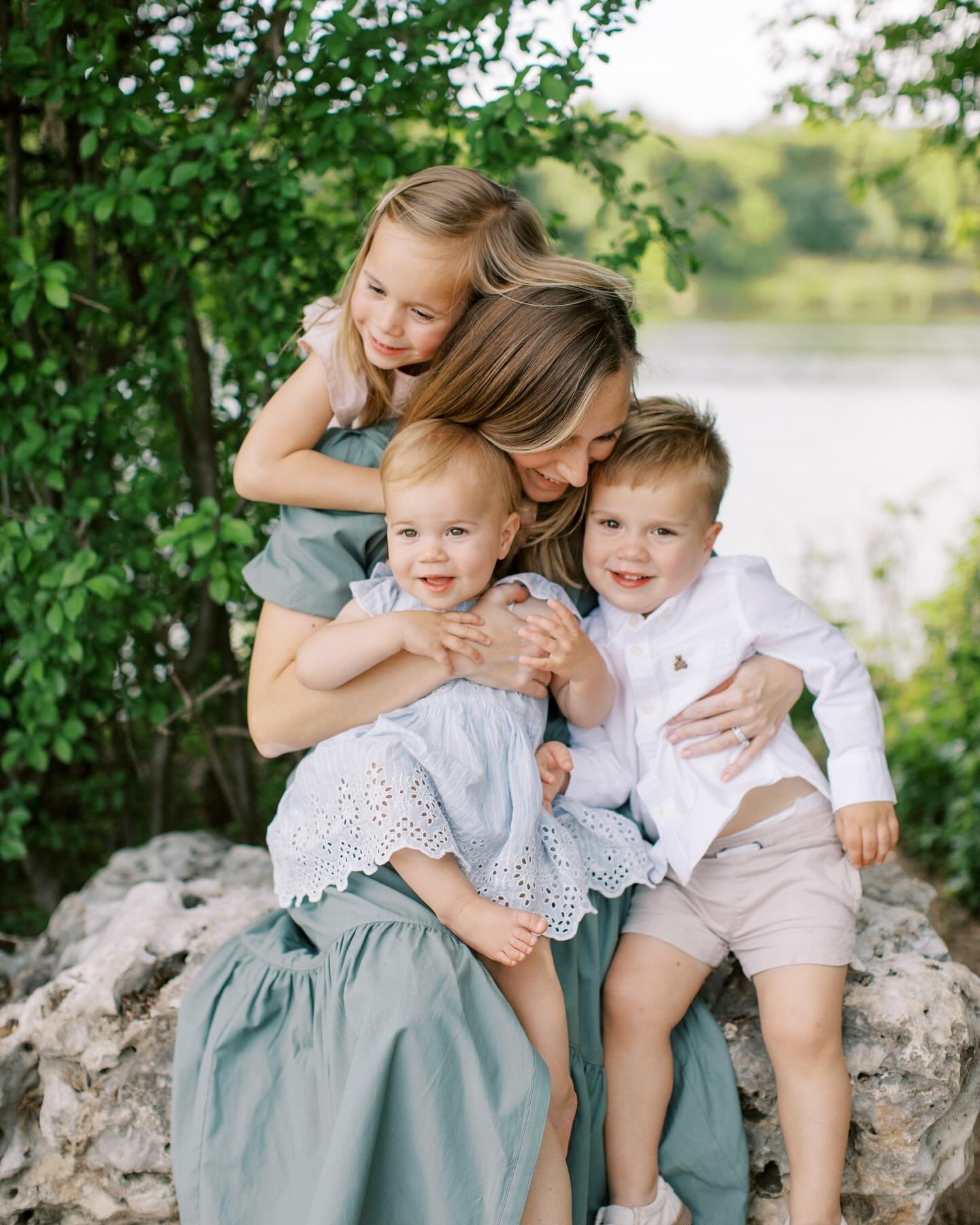 I will never get over these beautiful spring colors and my beautiful clients 🥰 loved getting to catch up with this sweet family&hellip; cannot believe how fast time is going by.
