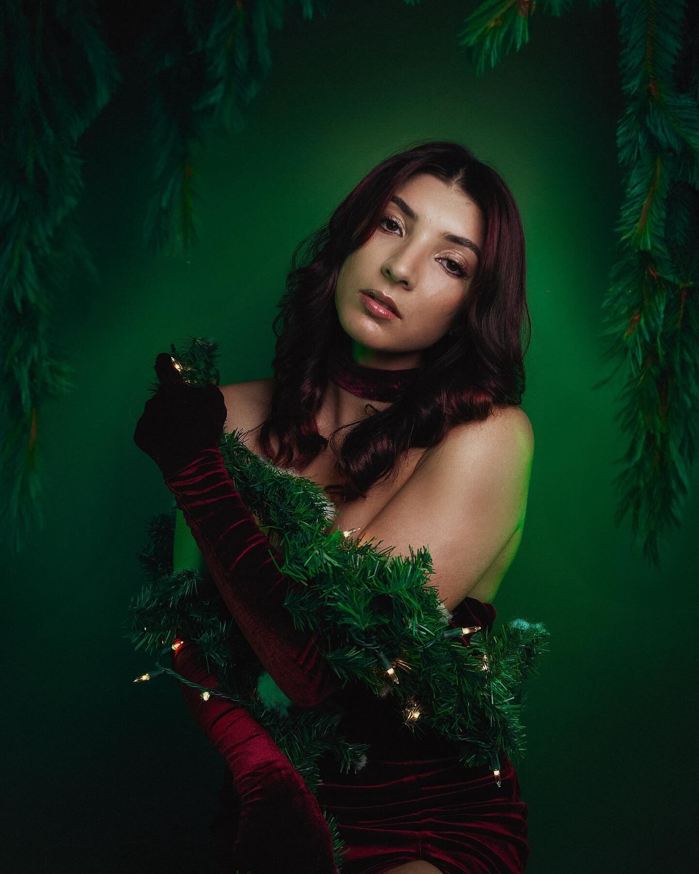 good things come in tall packages 🎄 wishing y&rsquo;all a happy Christmas and holiday season ❤️
model: @hallenoberryy 

.
.
.
.
.
.
.
#christmasphotoshoot #instagramreels #holidayphotoshoot #bravoportraits #igreels #tangledinfilm #portraitsnyc #mood