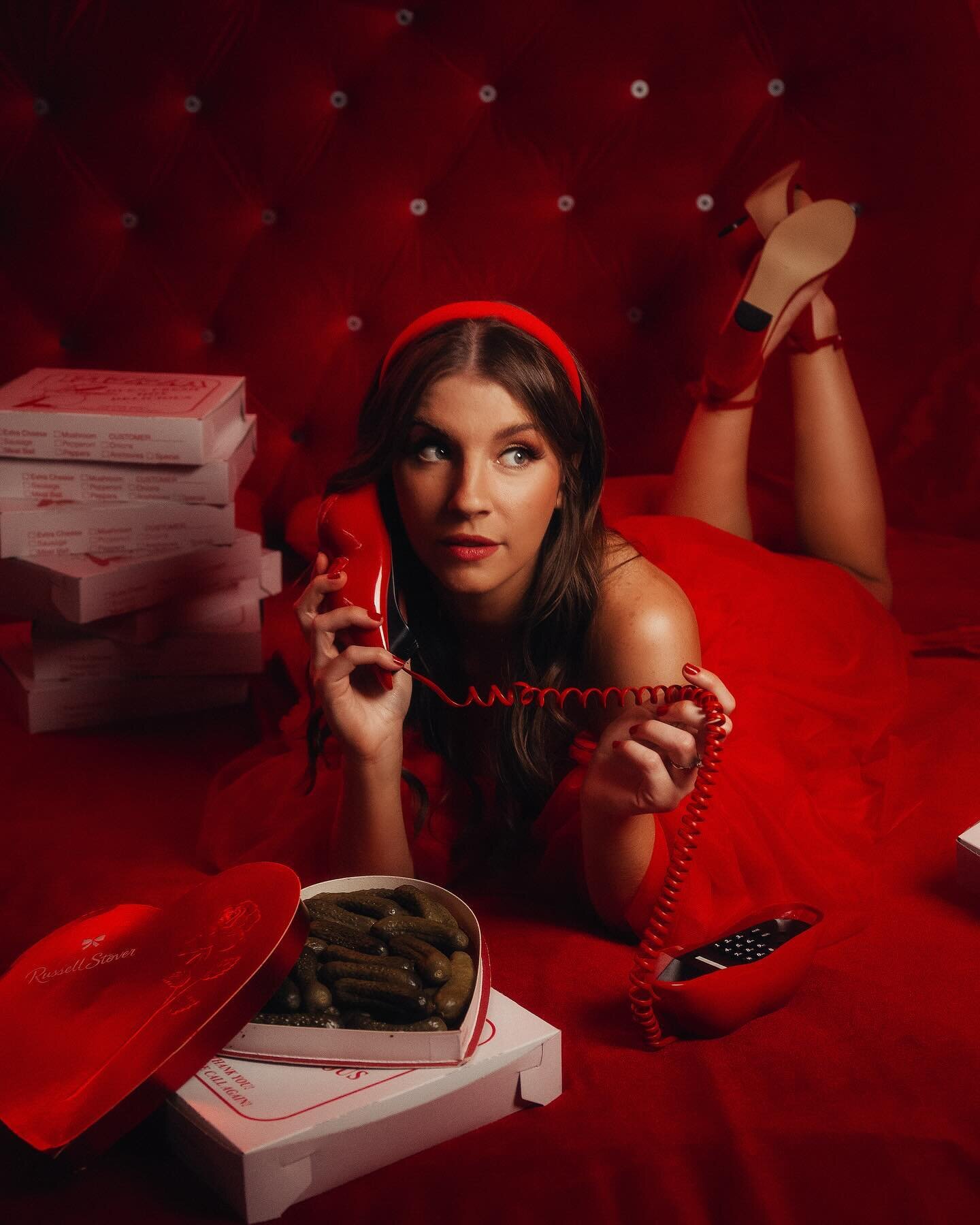 Eat your heart out 🍕&hearts;️
@cheeseywhiskers in the dreamiest red photoshoot 🍒
friendly reminder to book your valentines sessions asap (I dare you) 🫶🏼
.
.
.
.
.
.
.
#valentinesphotoshoot #instagramreels #portraitgames #bravoportraits #igreels #
