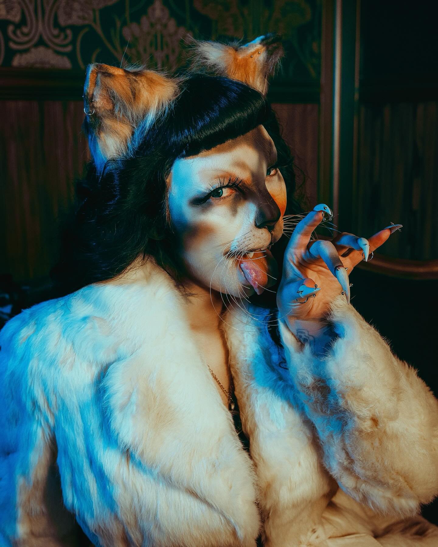 get your claws out with @phoenixnoirofficial alongside @mayapologies MUA by @willcoveymua shot at @vulturecultureoddities 💙
.
.
.
.
.
.
.
#halloweenmakeup #instagramreels #spookysessions #bravoportraits #igreels #tangledinfilm #portraitsnyc #moodygr