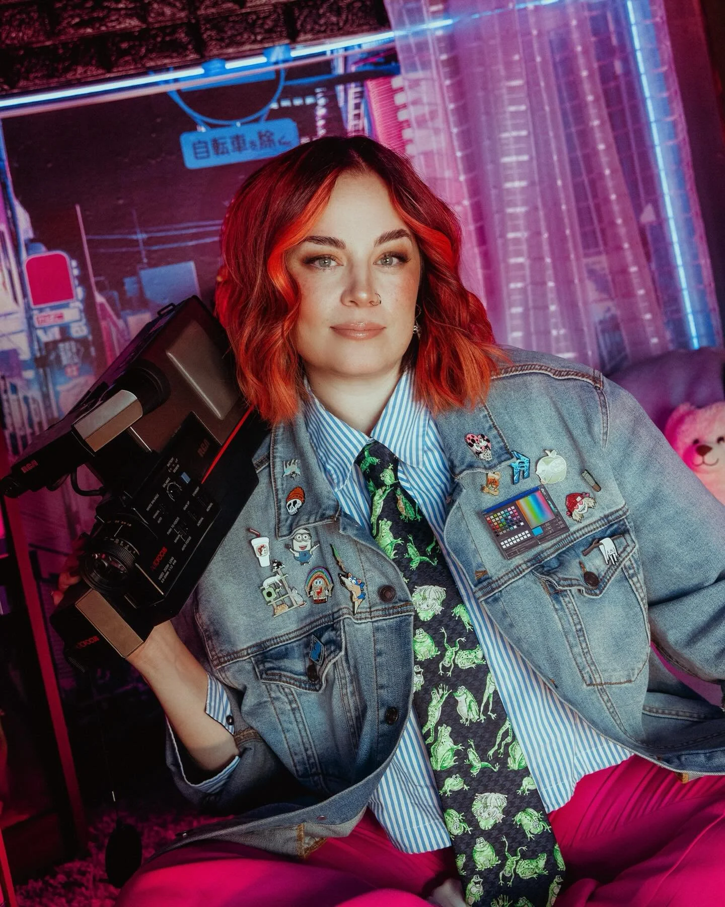 happy Friday, with the social queen @rudeunicorns 💕🎧☎️ swipe to see how we got these shots ➡️
.
.
.
.
.
.
.
#sarahwhittle #losangelesphotographer #canon #portraitphotography #maxbakerphoto