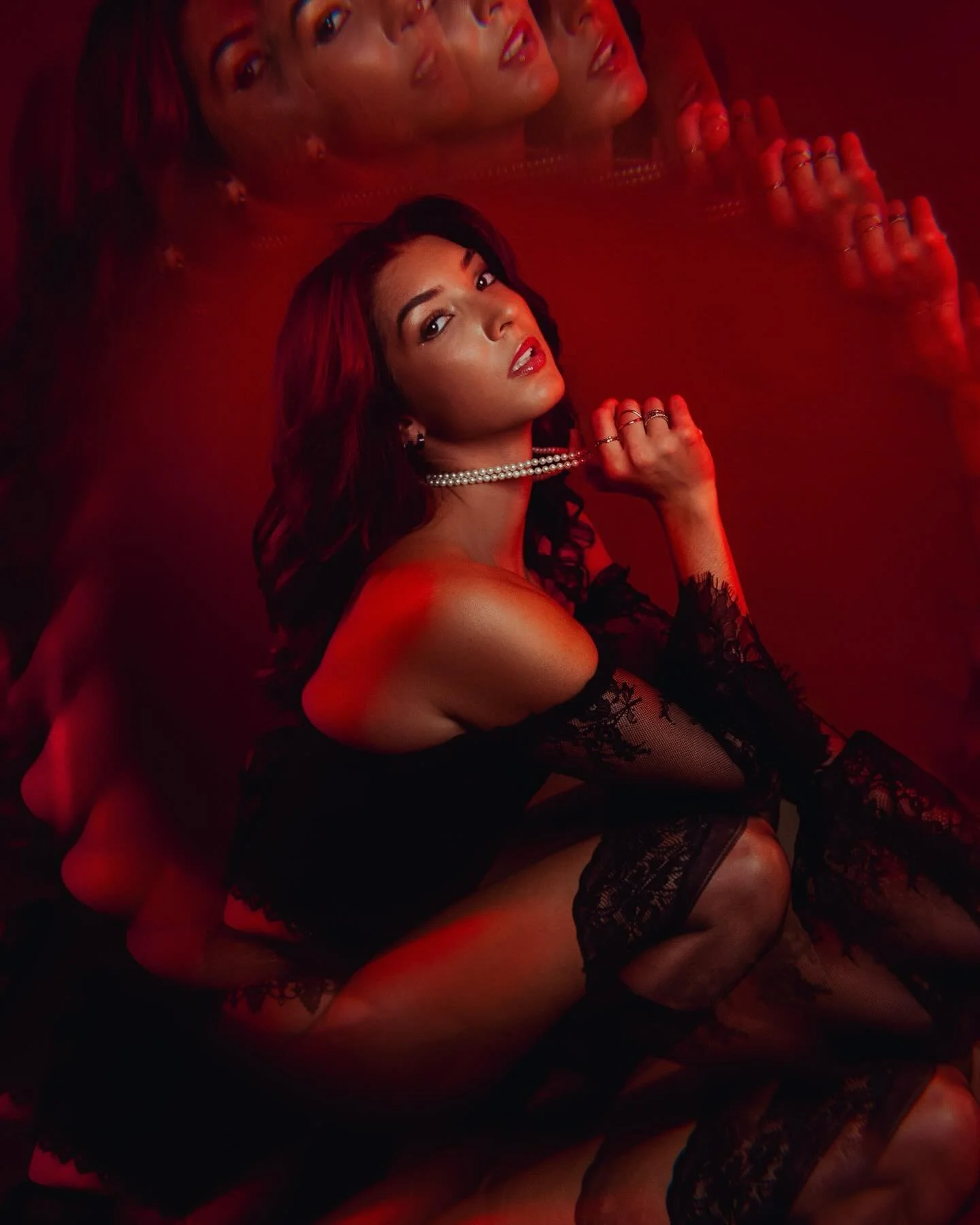 happy Christmas to those who celebrate and happy holidays all around ❤️✨❄️ 
in frame: @hallenoberryy 
lighting assist: @sbakerfilm 
.
.
.
.
.
.
#christmasphotosession #adobelightroom #maxbakerphoto #losangelesphotographer #adobephotoshop