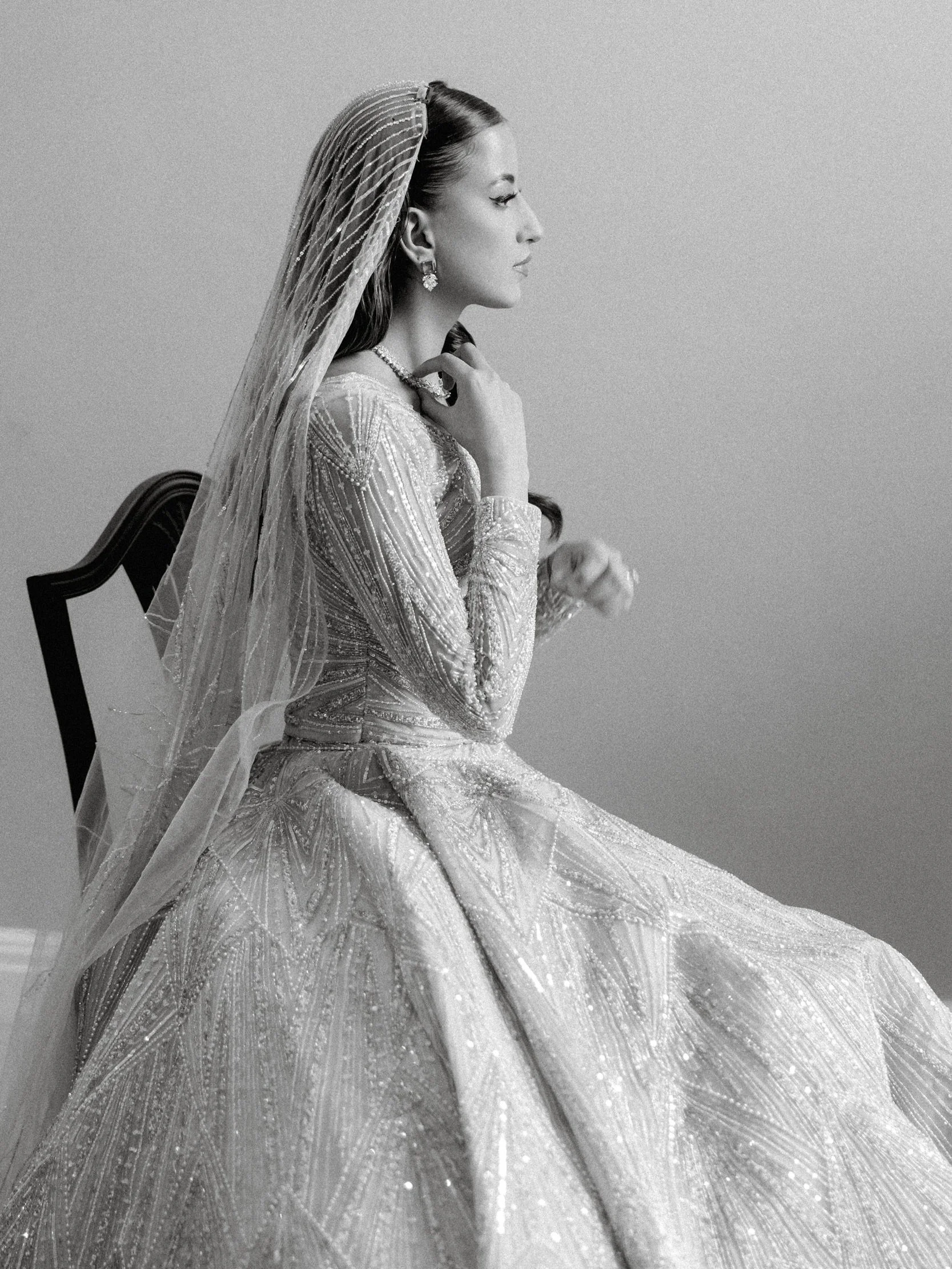 Sara 💗
Classy, elegant, timeless. My kinda bride! 
How gorgeous is her look? Her outfit could only have been designed by her mum Kulsum @chamakbykohl a well sought after designer in Preston. I love the way the intricate work brings together the hint