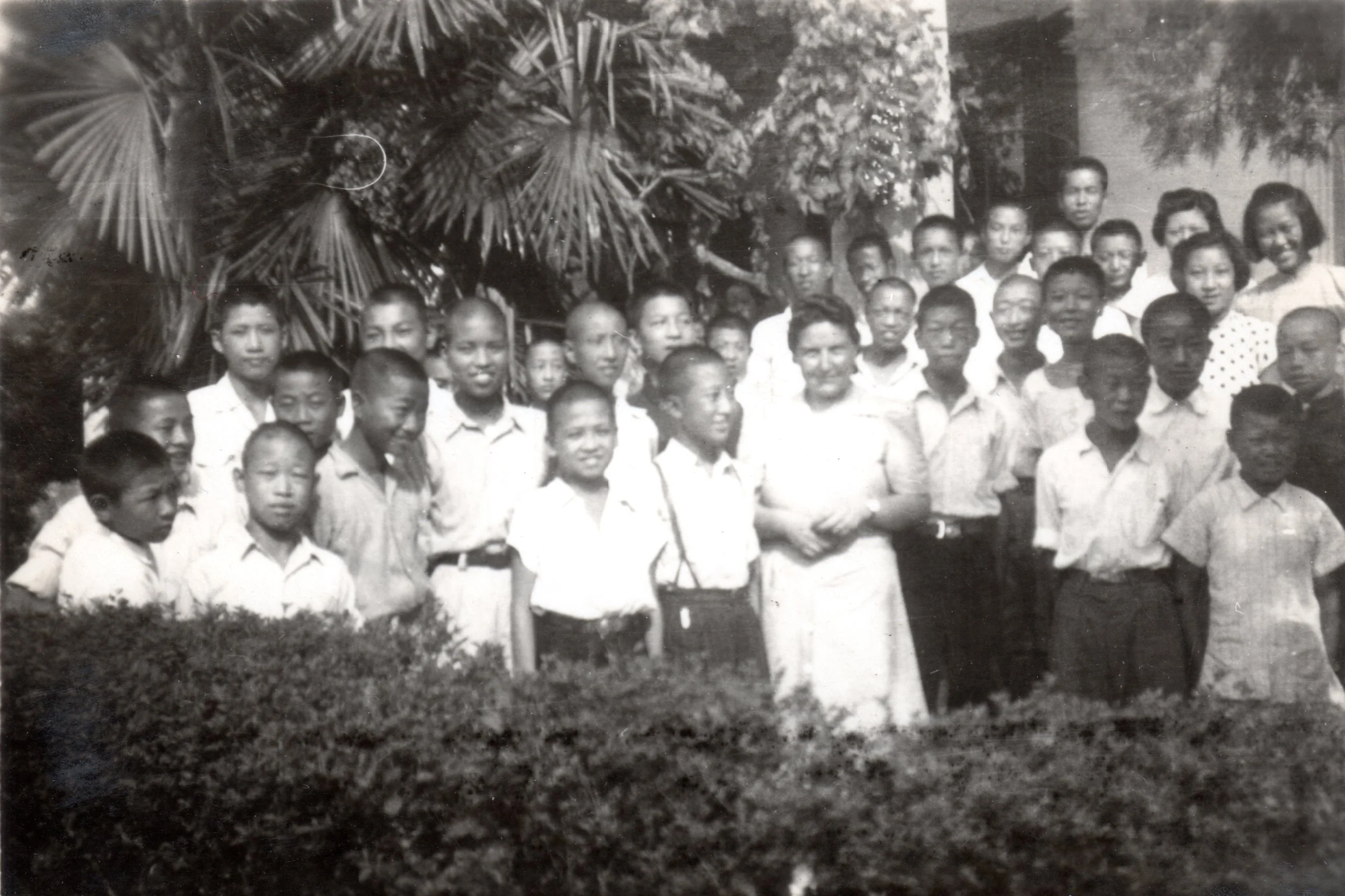 Deaconess Mary Andrews & students at King Memorial Middle School in Shaohsing, China