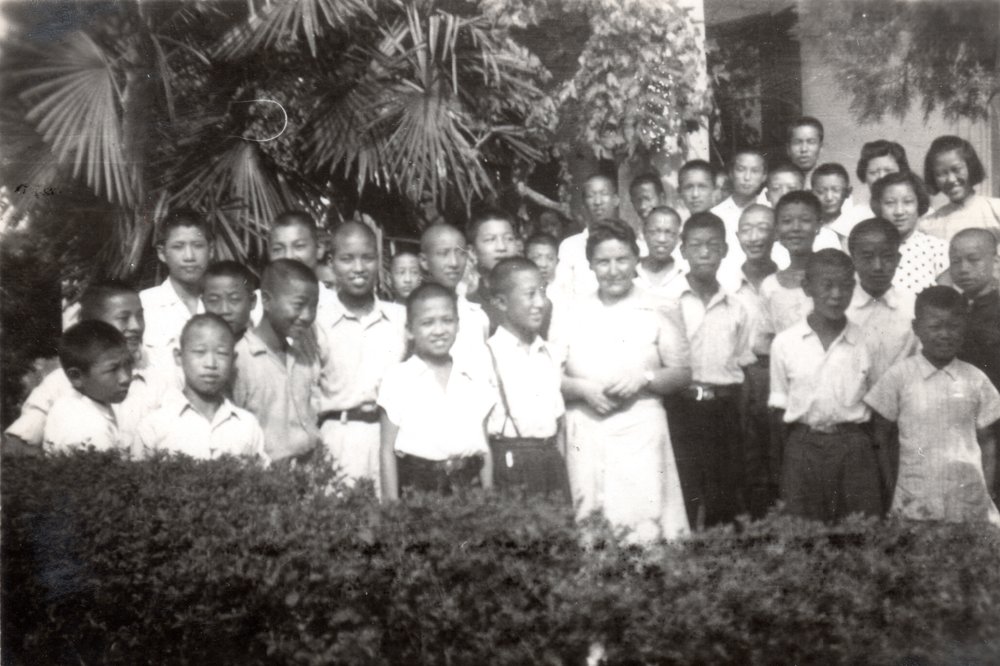 Deaconess Mary Andrews & students at King Memorial Middle School in Shaohsing, China