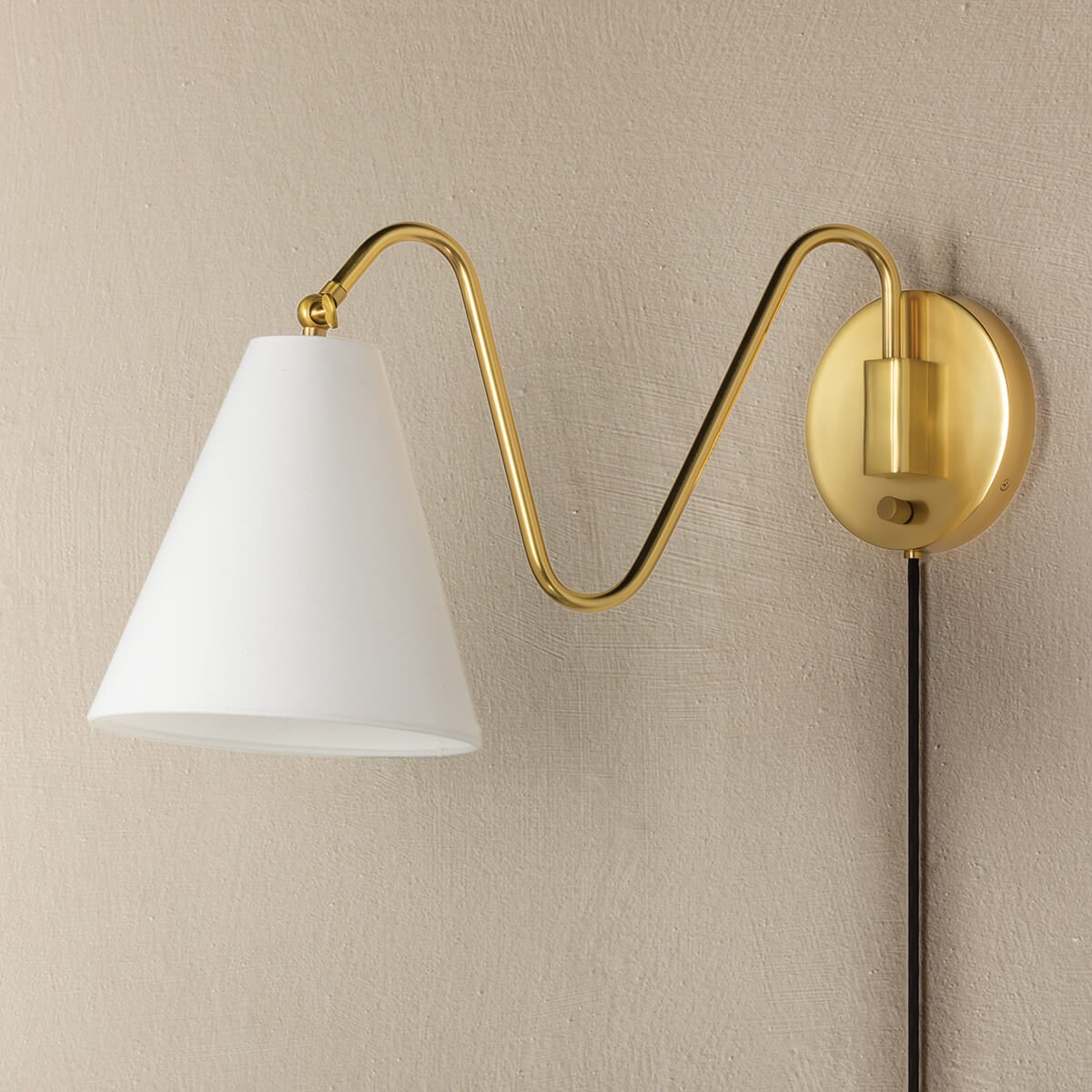 Onda 1 Light Plug-In Sconce