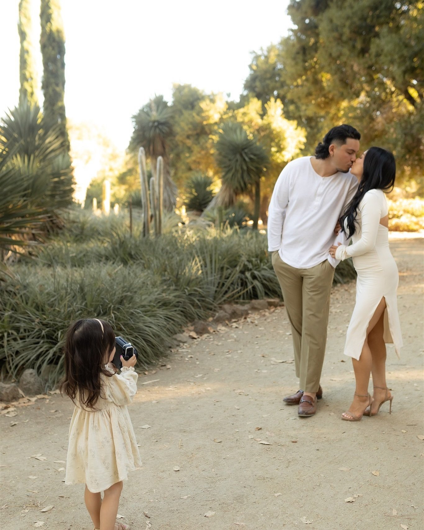 Behind the lens, with a new perspective 📷 

Creating space for your family&rsquo;s love to shine ✨🤍
Let&rsquo;s capture some magic, and make some memories  together!
.
.
.
#fall #fallminis #fallminisessions #familyphotos #familyphotographer #family