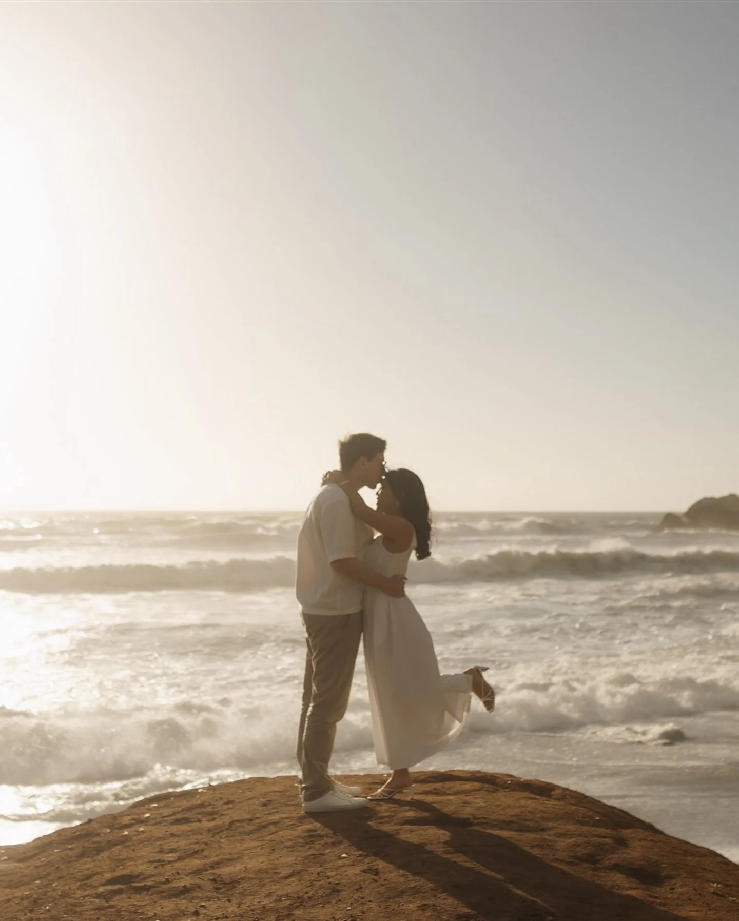 An engagement session that feels like golden light and steady love. It&rsquo;s the kind you can see in every frame.The SF coast doesn&rsquo;t just set the scene, it helps shape your story ✨🌊 💍 🤍
.
.
.
Keywords:
Coastal engagement session. Beach En
