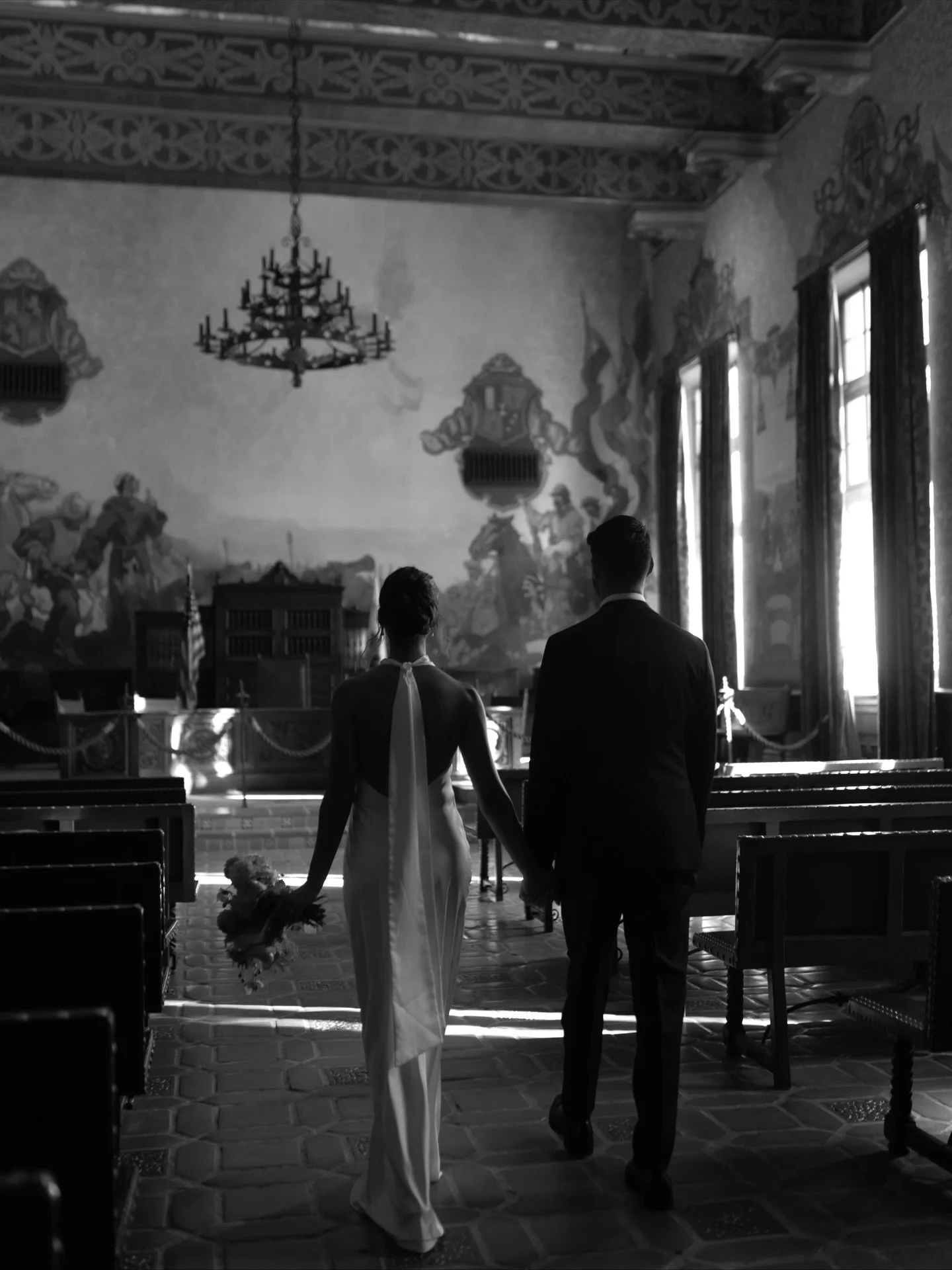 We love the moody, romantic corners of the Santa Barbara Courthouse. It&rsquo;s where Sakib &amp; Melissa&rsquo;s elopement came to life, and we got to capture every intimate moment ✨💍

Details: 
Photographers: @minraephoto 
Florist: @ellaandlouiefl