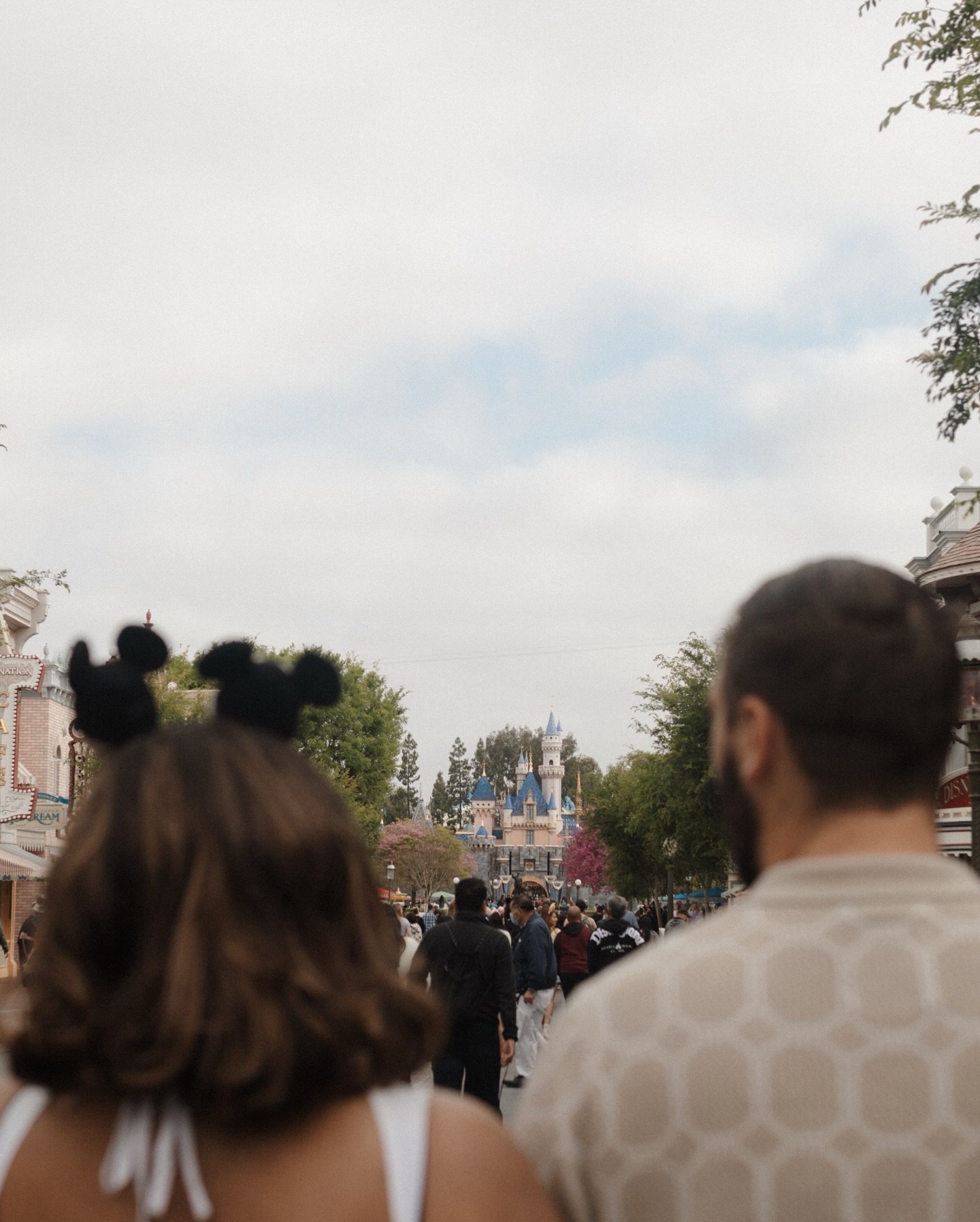 Magic Strolls 💫🏰
We spent an early morning at Disneyland with these two, wandering quiet paths. Pausing at little hidden corners, we captured the park in its calmest, most beautiful light. And yes&hellip; all while hitting 10k steps. 🐭🤍

#disneyl